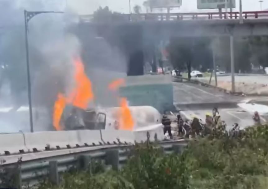 Bild der Flammen, die durch die Explosion entstanden sind | Quelle: YouTube.com/elheraldodemexico