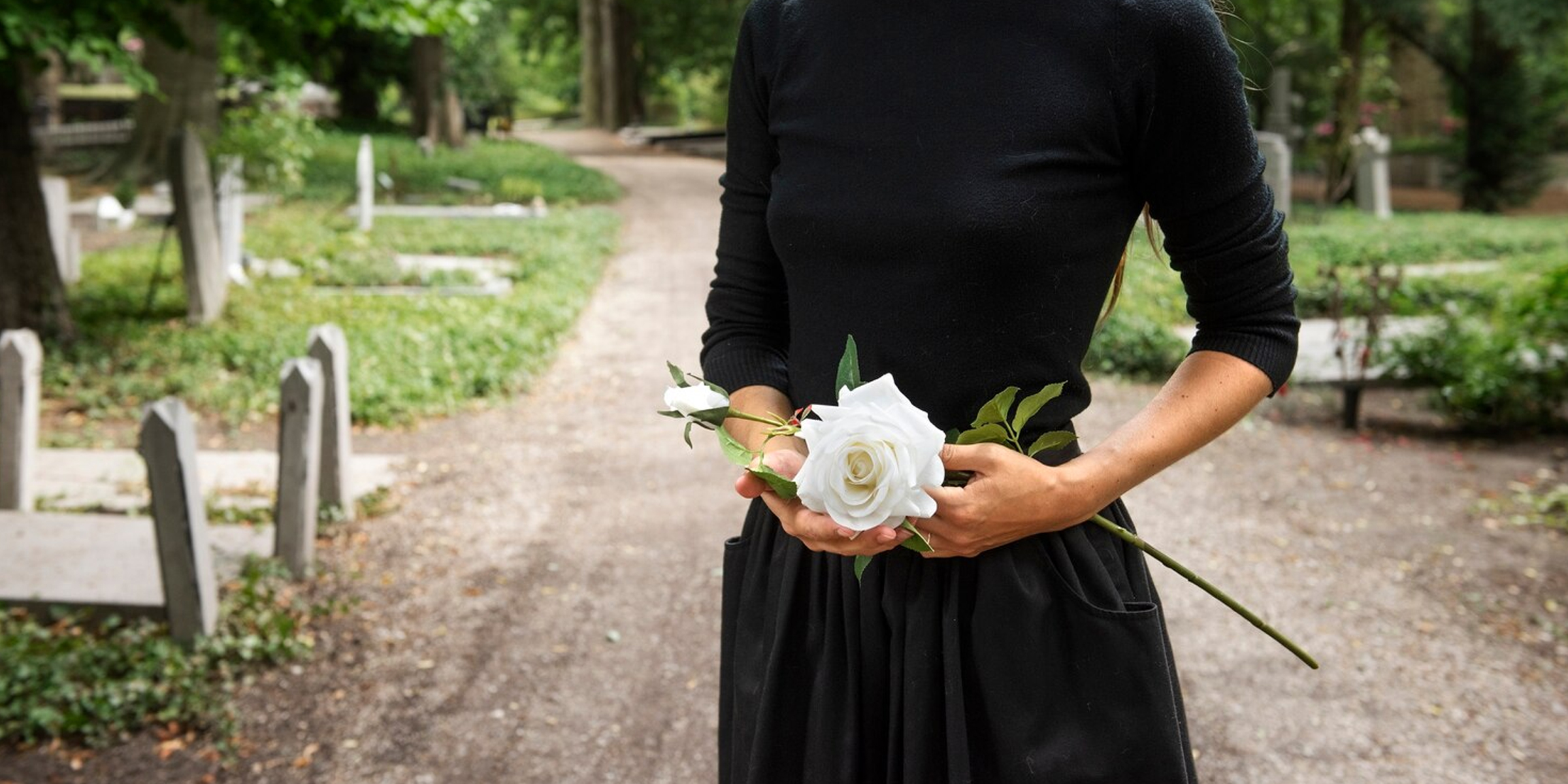 Eine trauernde Frau auf einem Friedhof | Quelle: Freepik