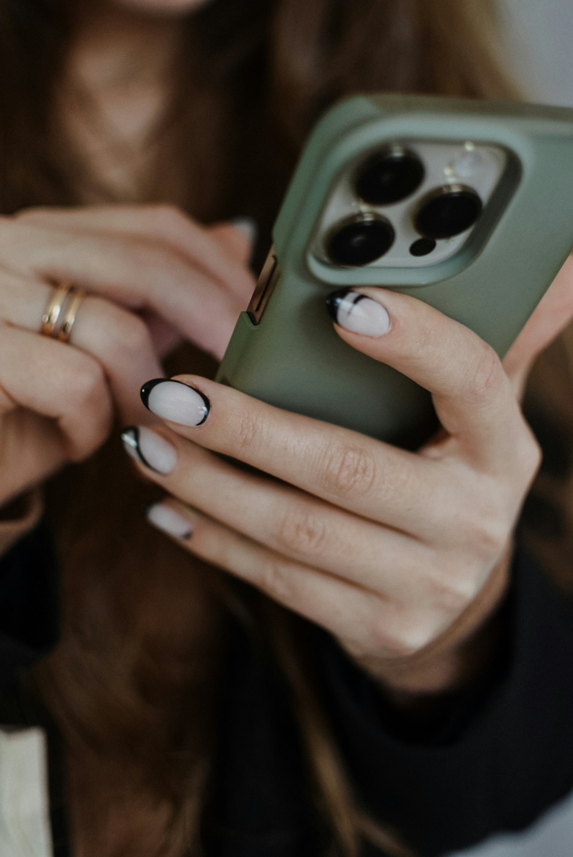 Nahaufnahme einer Frau, die ihr Telefon benutzt | Quelle: Unsplash