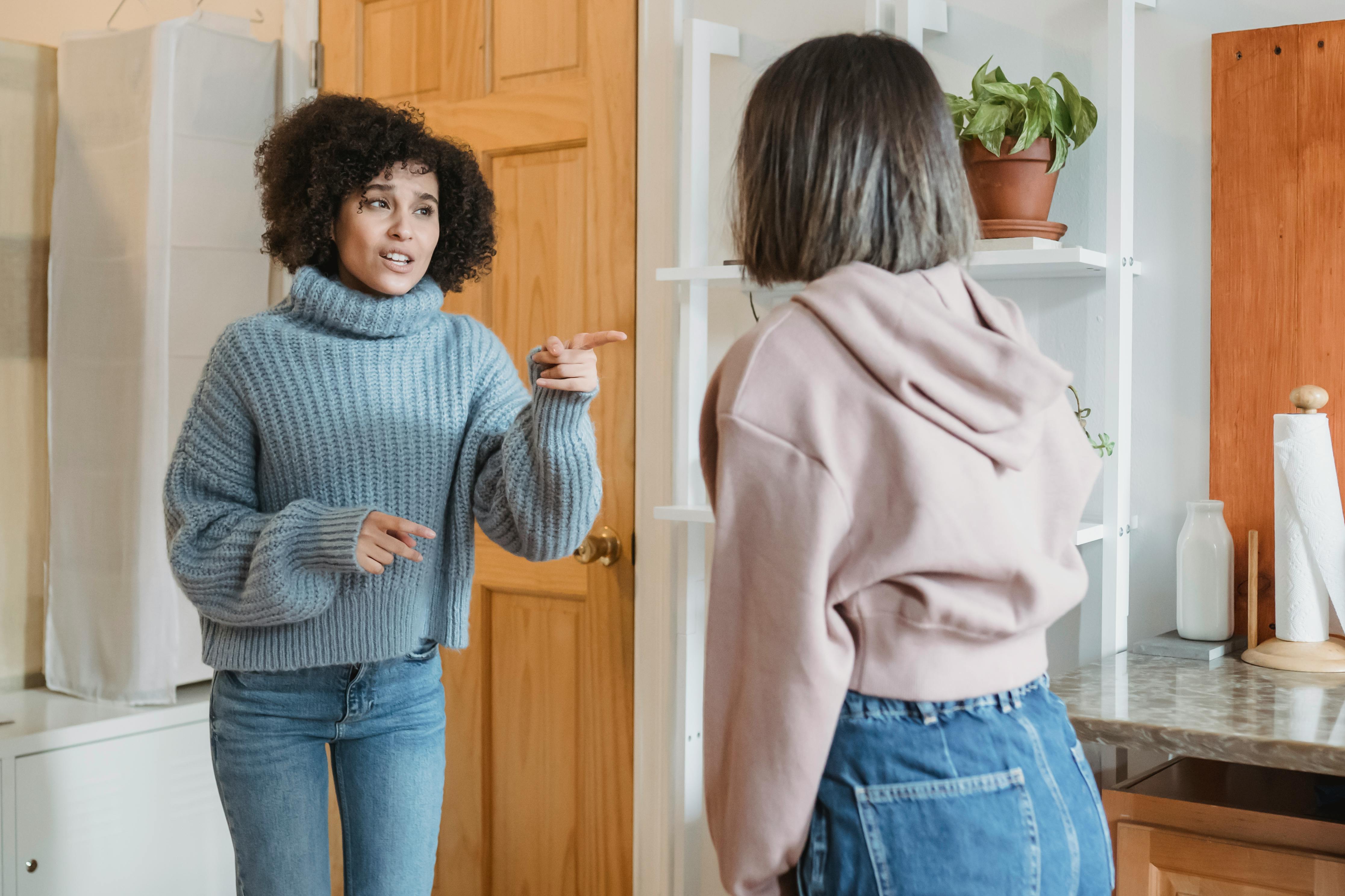 Eine Frau, die während eines Streits mit dem Finger auf eine andere Frau zeigt | Quelle: Pexels