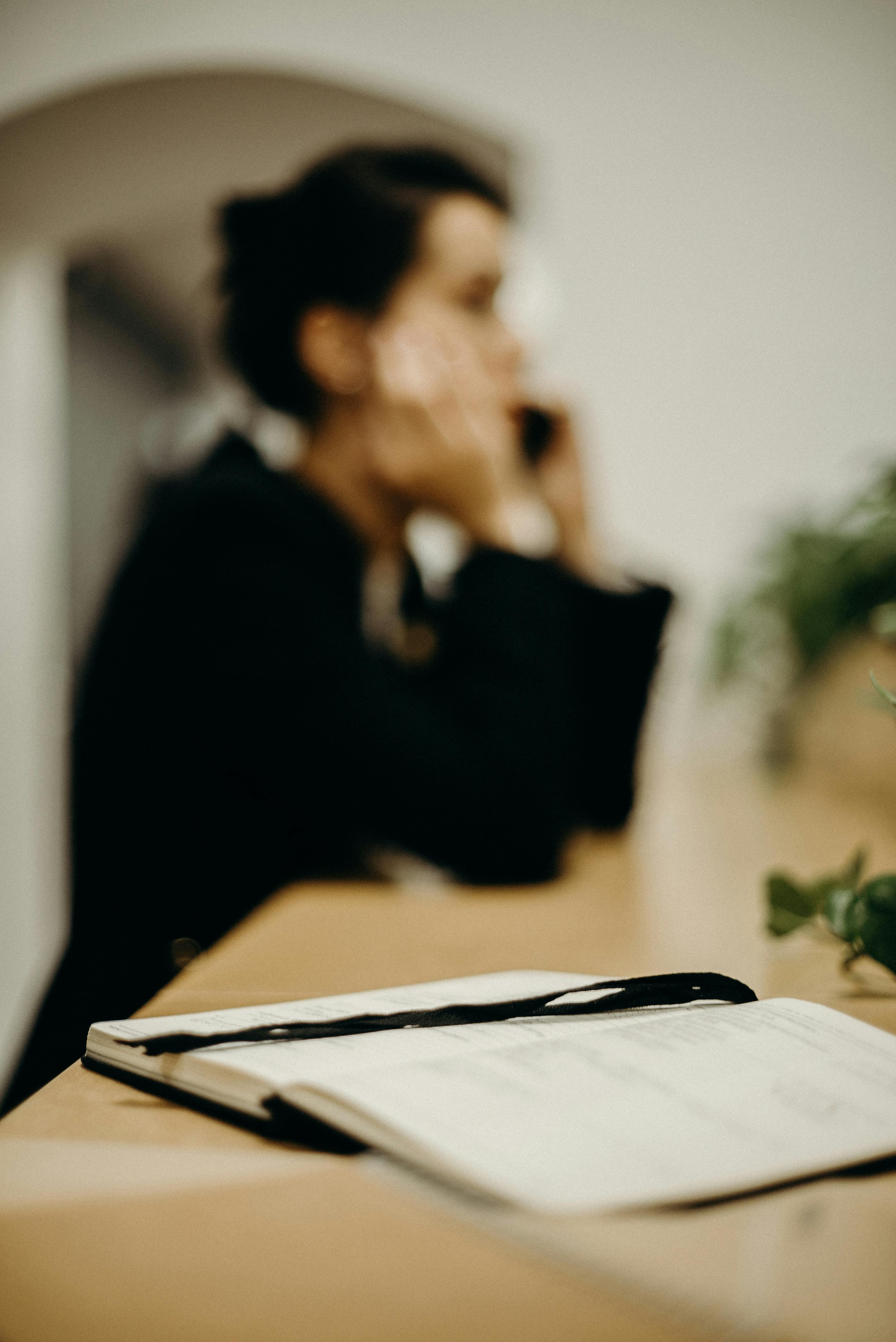 Unscharfes Bild einer Frau am Telefon | Quelle: Pexels
