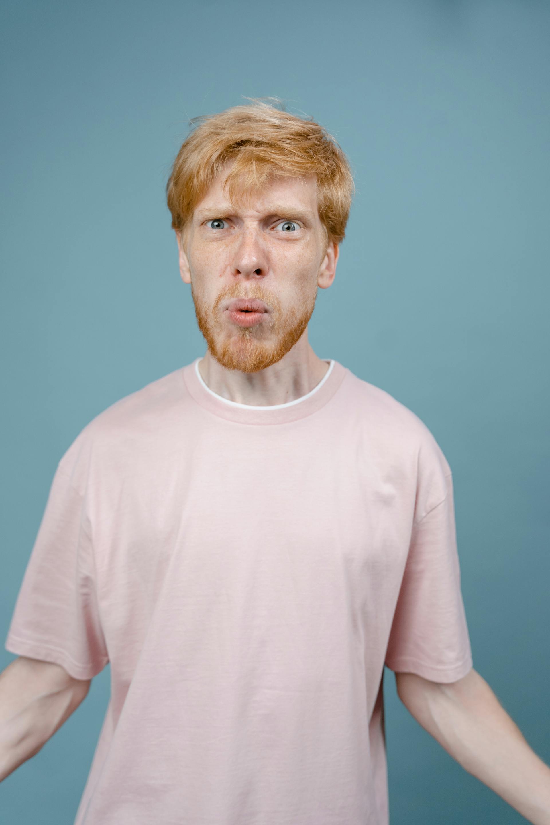 Ein verärgert aussehender Mann | Quelle: Pexels