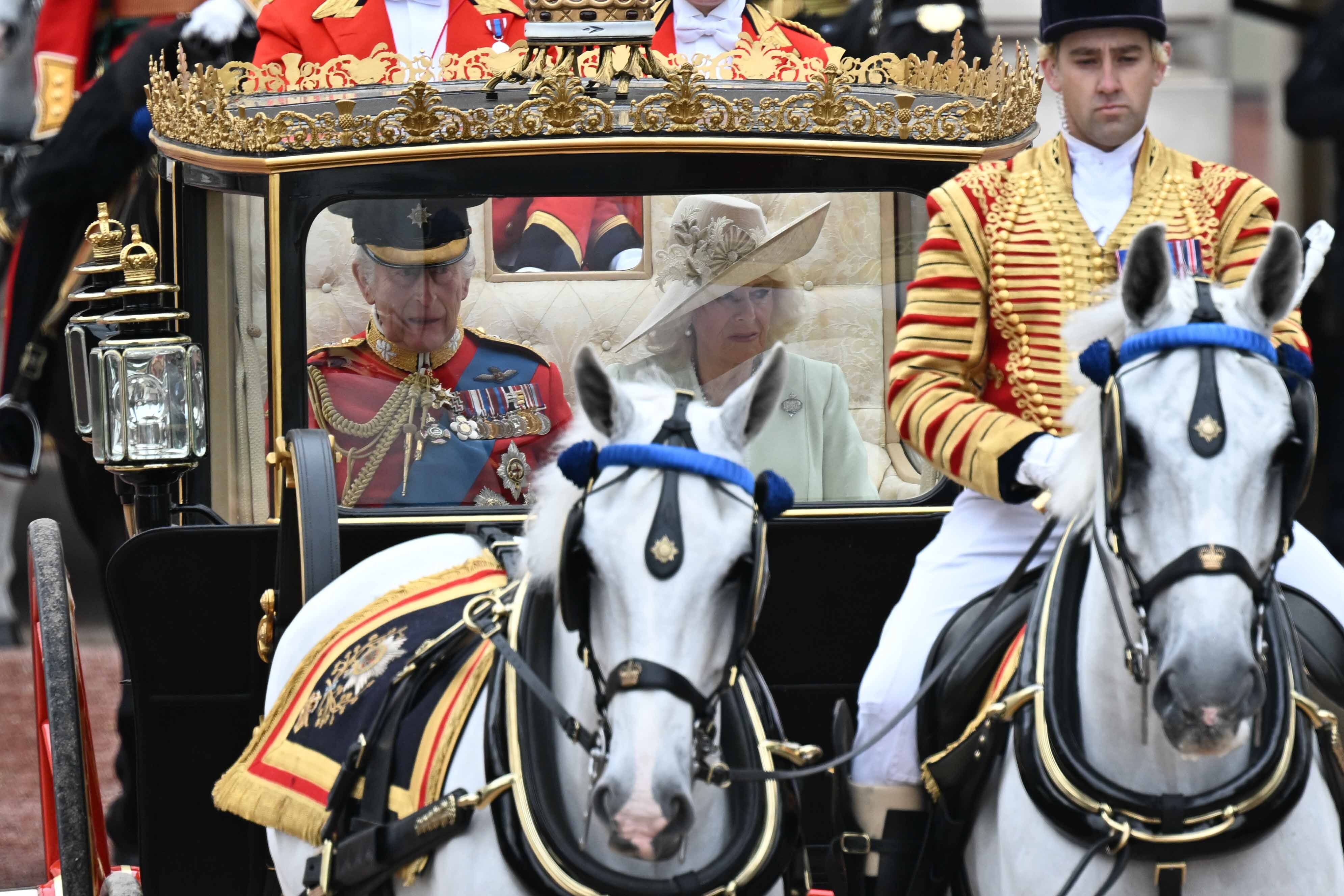 Angeführt von einer feierlichen Eskorte fährt die schottische Staatskutsche mit König Charles III. und Königin Camilla durch London, als Teil der King's Birthday Parade am 15. Juni 2024 | Quelle: Getty Images