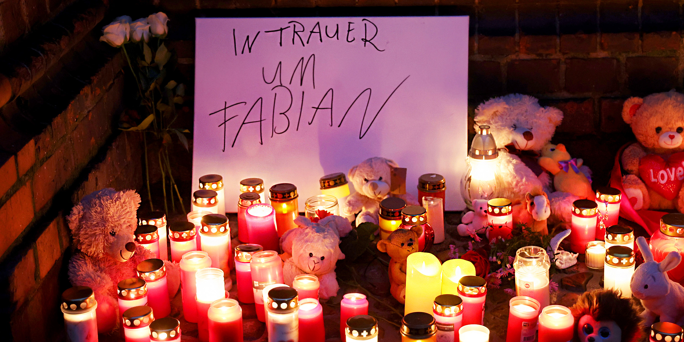 Trauernde hinterlegen Schilder und Kerzen für Fabian | Quelle: Getty Images