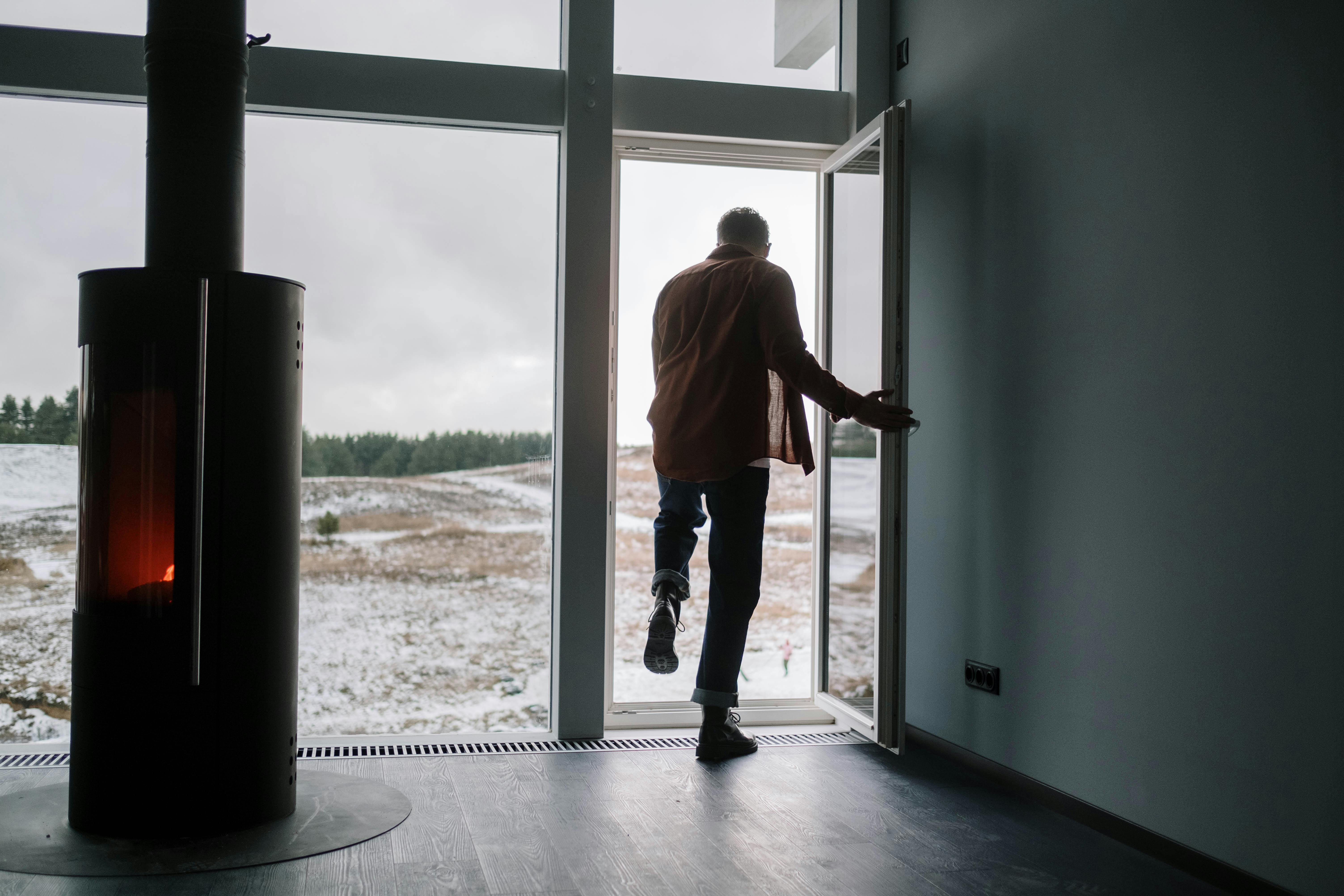 Ein Mann, der aus einem Haus geht | Quelle: Pexels