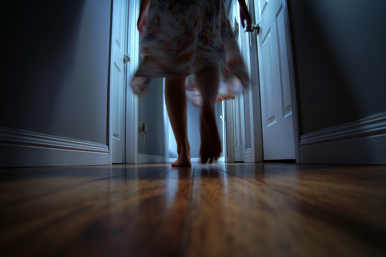 Eine Frau rennt den Flur entlang | Quelle: Midjourney