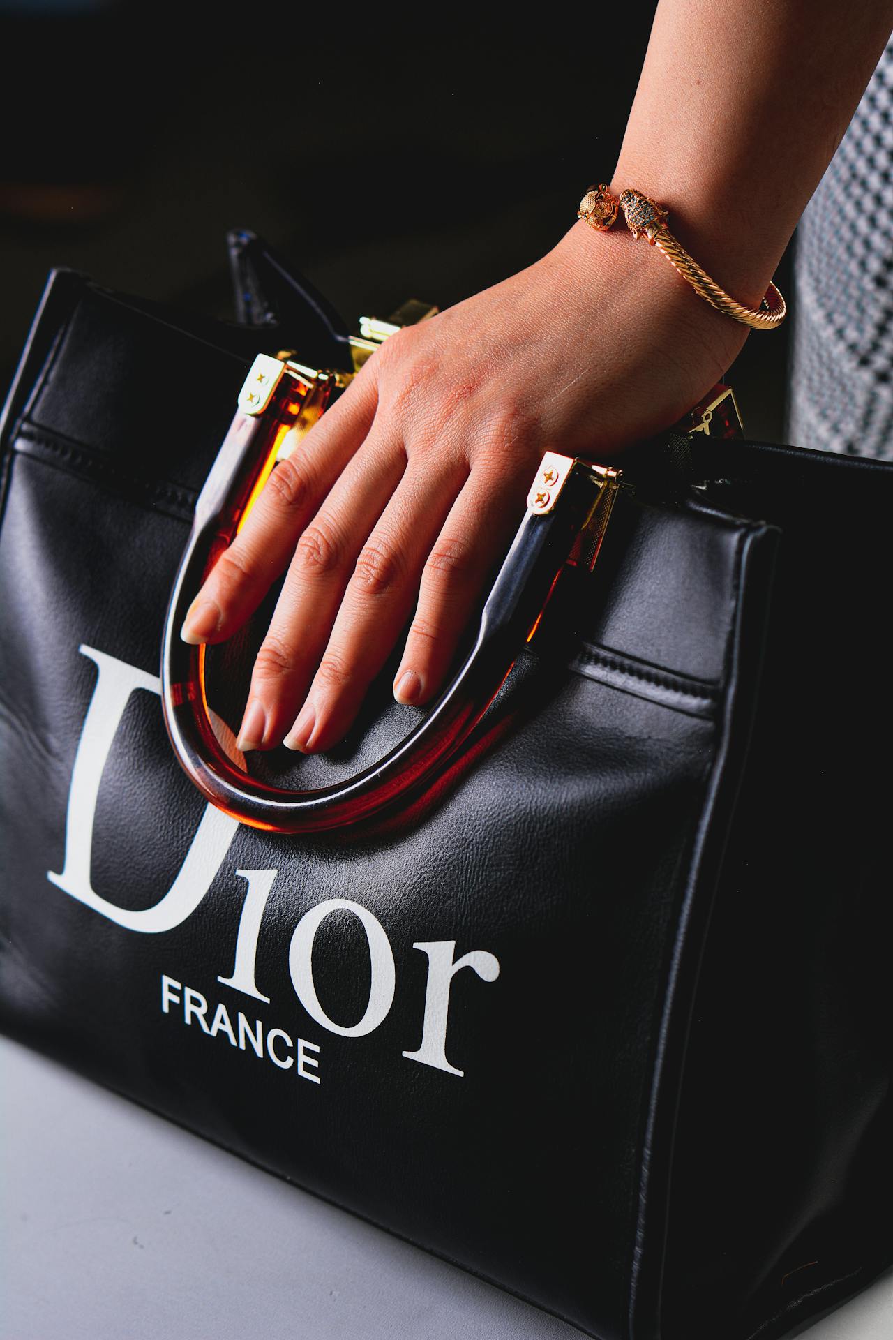 Eine Frau hält ihre Tasche | Quelle: Pexels