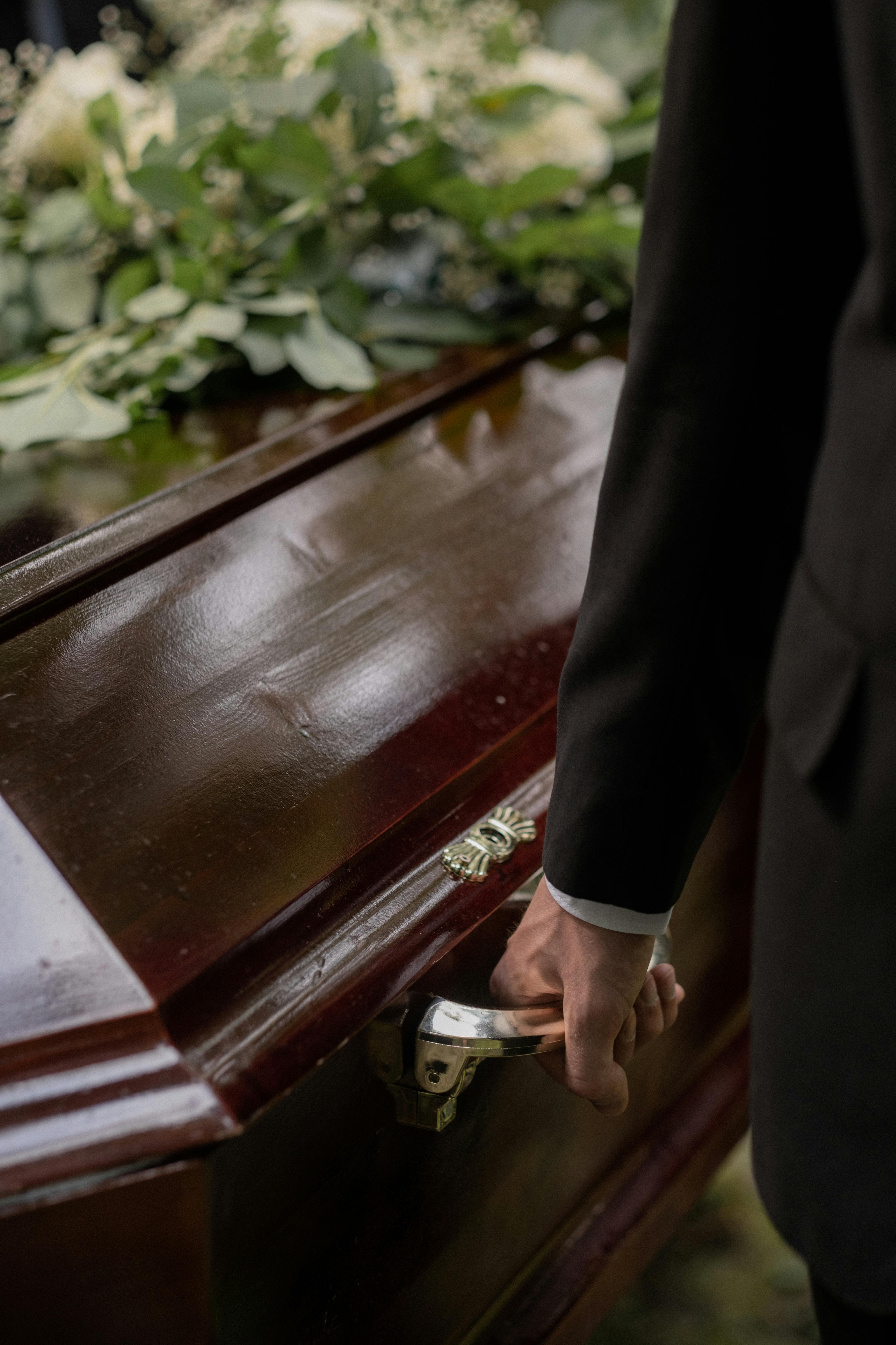 Zbliżenie mężczyzny niosącego trumnę | Źródło: Pexels