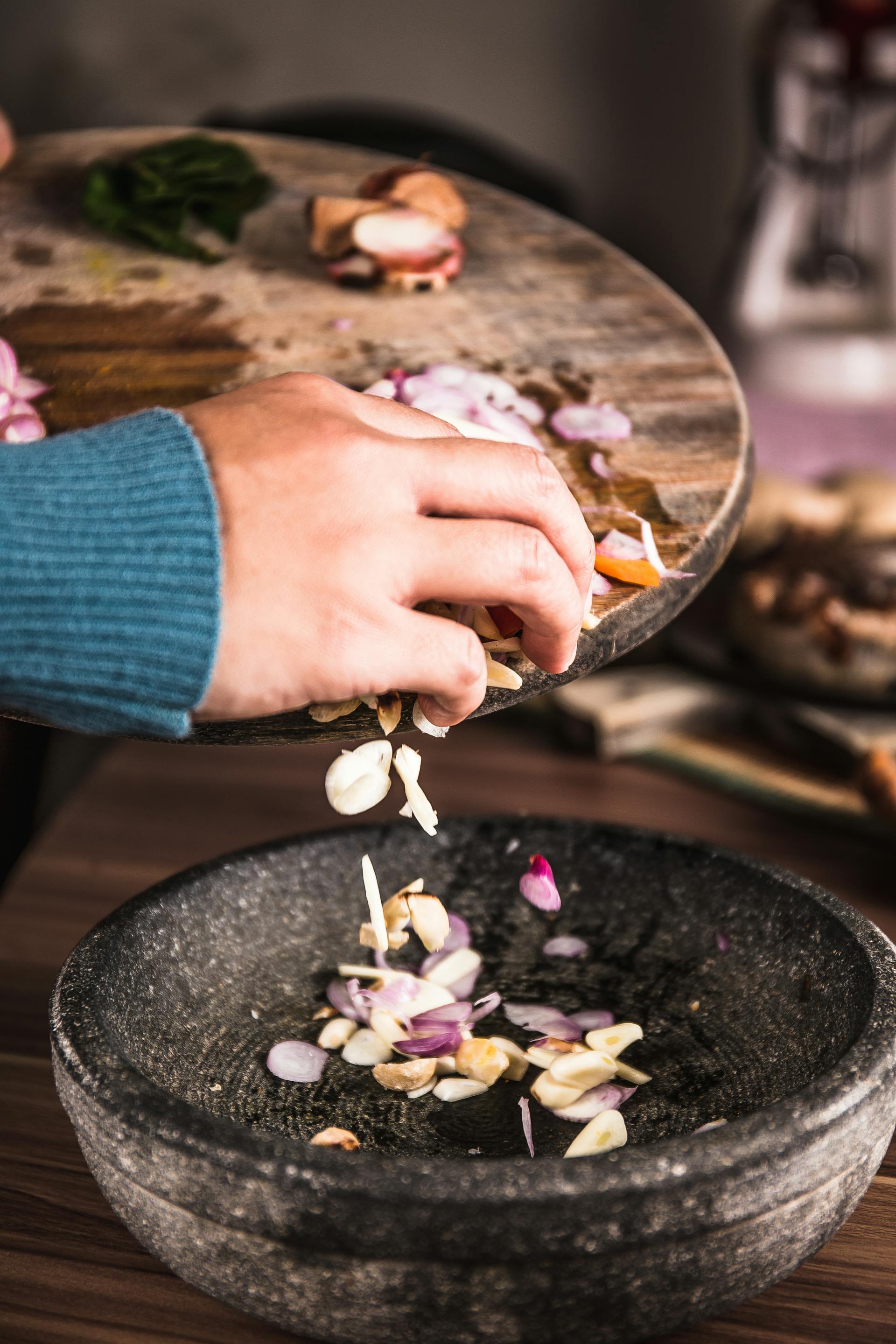 Eine Person beim Kochen | Quelle: Pexels