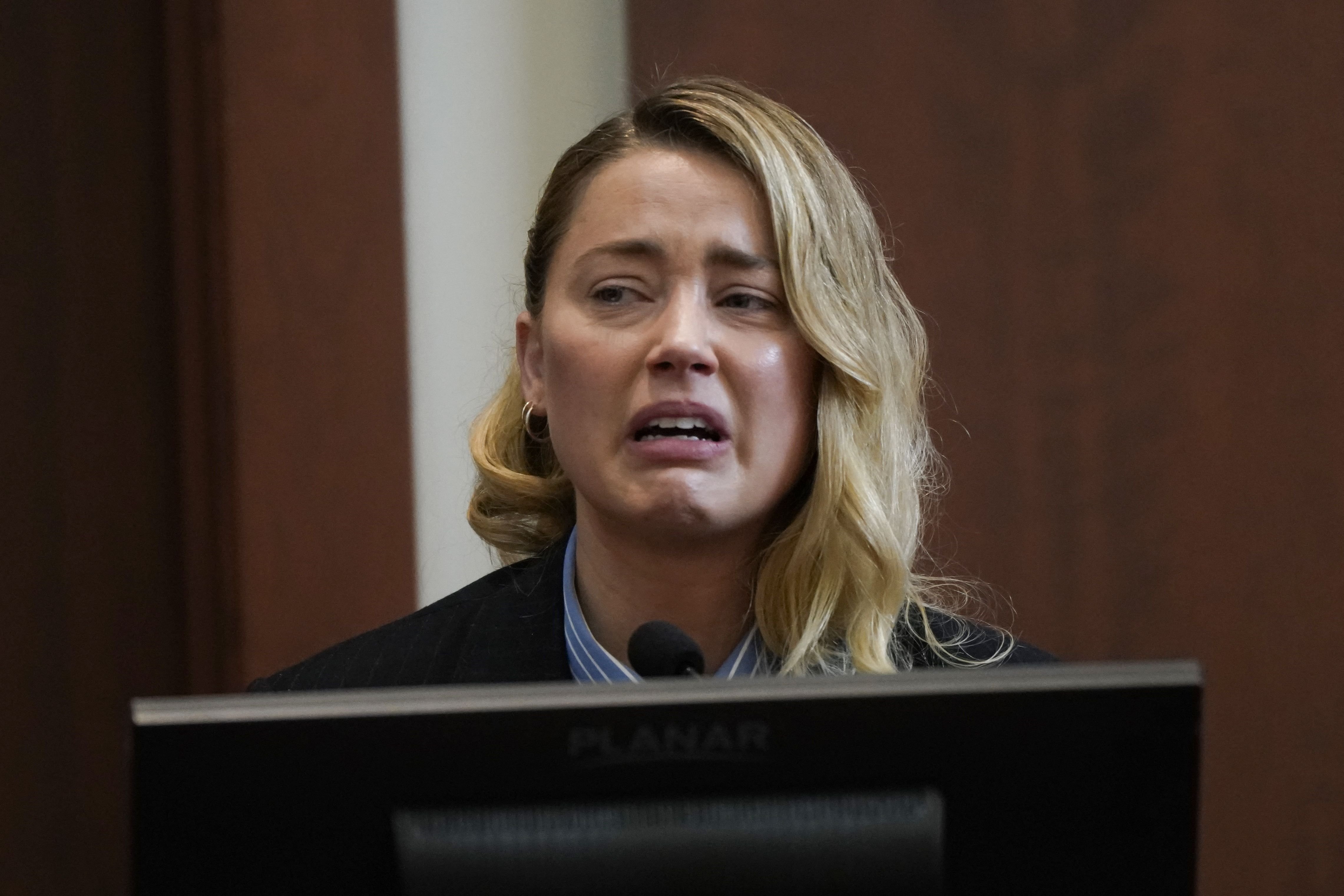 Amber Heard sagt am 4. Mai 2022 vor dem Fairfax County Circuit Court in einem Verleumdungsprozess gegen Johnny Depp aus | Quelle: Getty Images