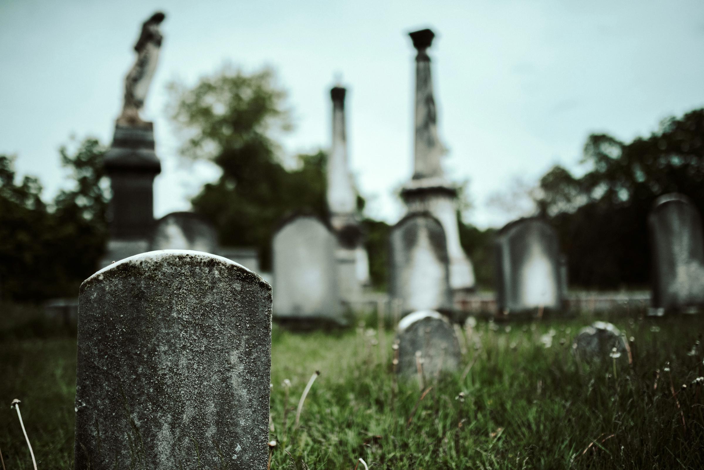 Grabsteine auf einem Friedhof | Quelle: Unsplash