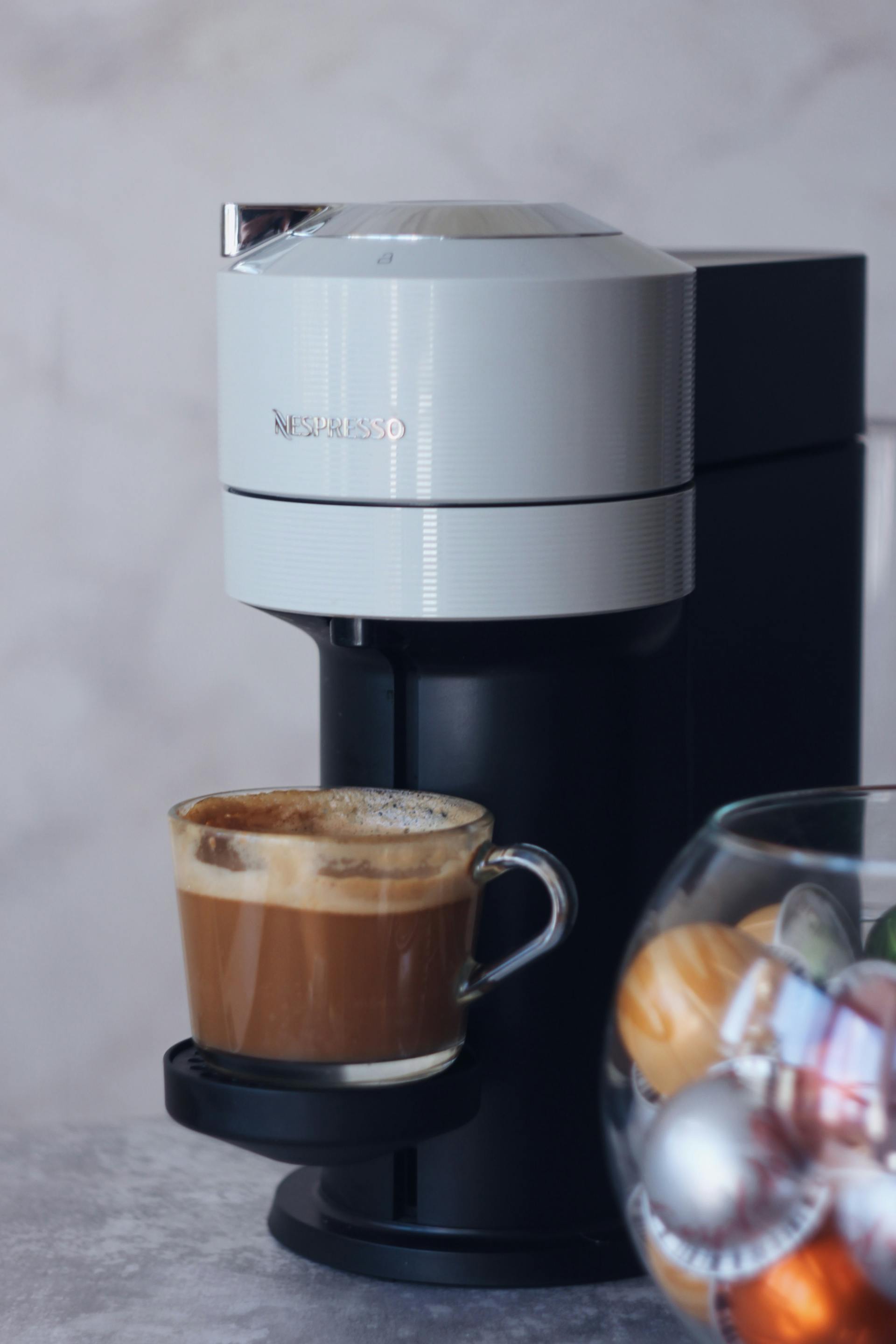 Eine volle Tasse Kaffee in einer Kaffeemaschine | Quelle: Pexels