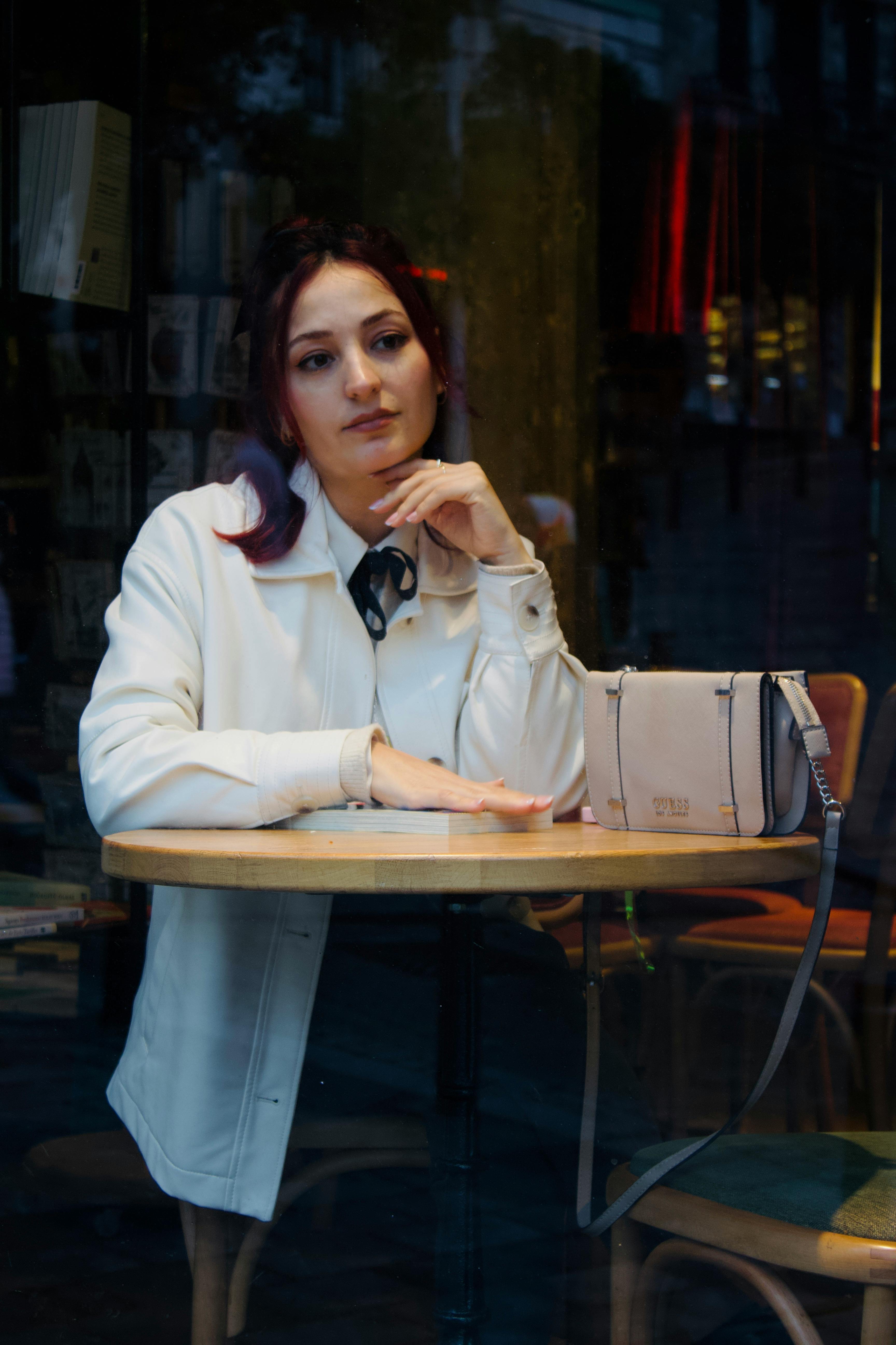 Eine Frau, die in einem Café sitzt | Quelle: Pexels