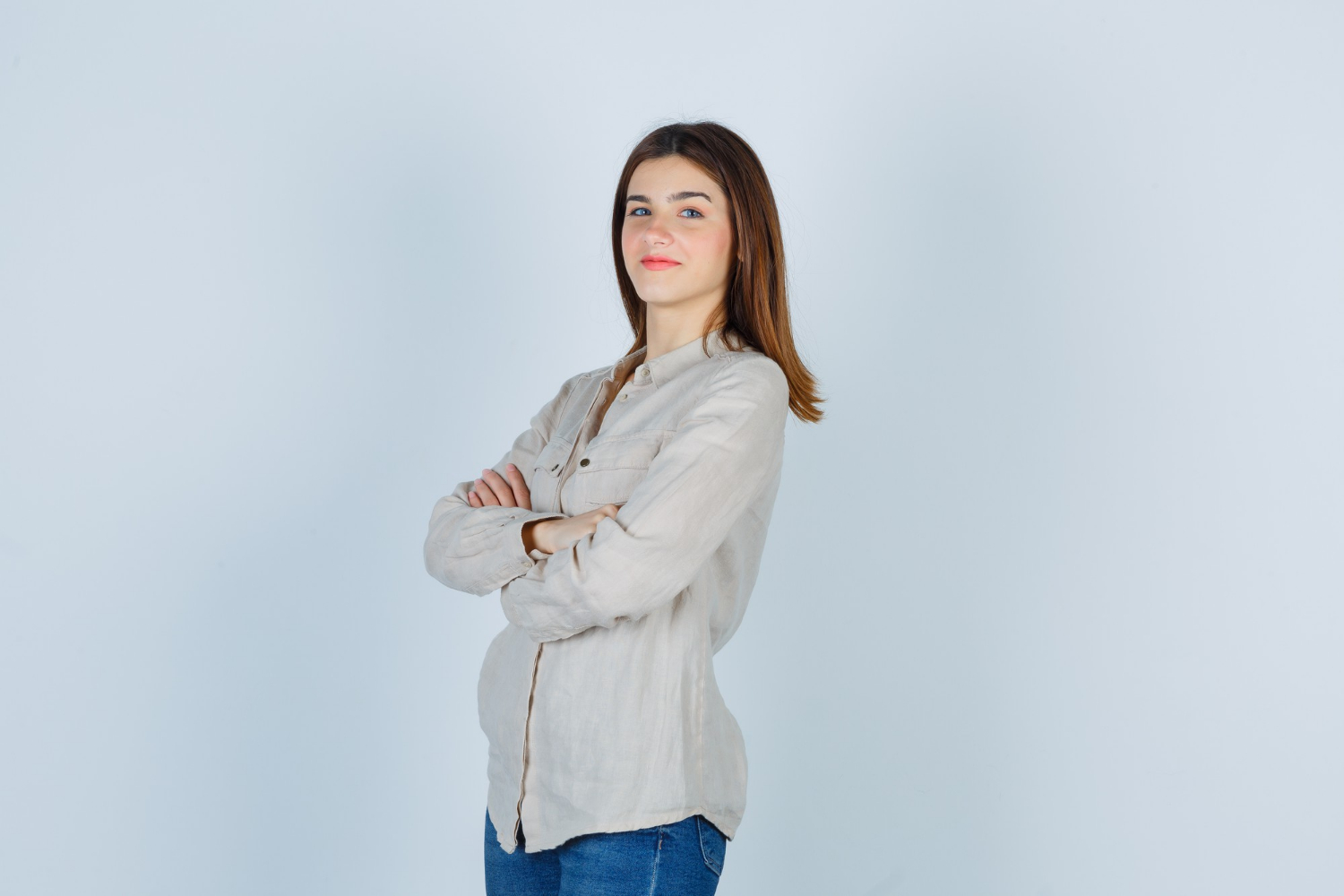 Eine lächelnde Frau mit verschränkten Armen | Quelle: Freepik