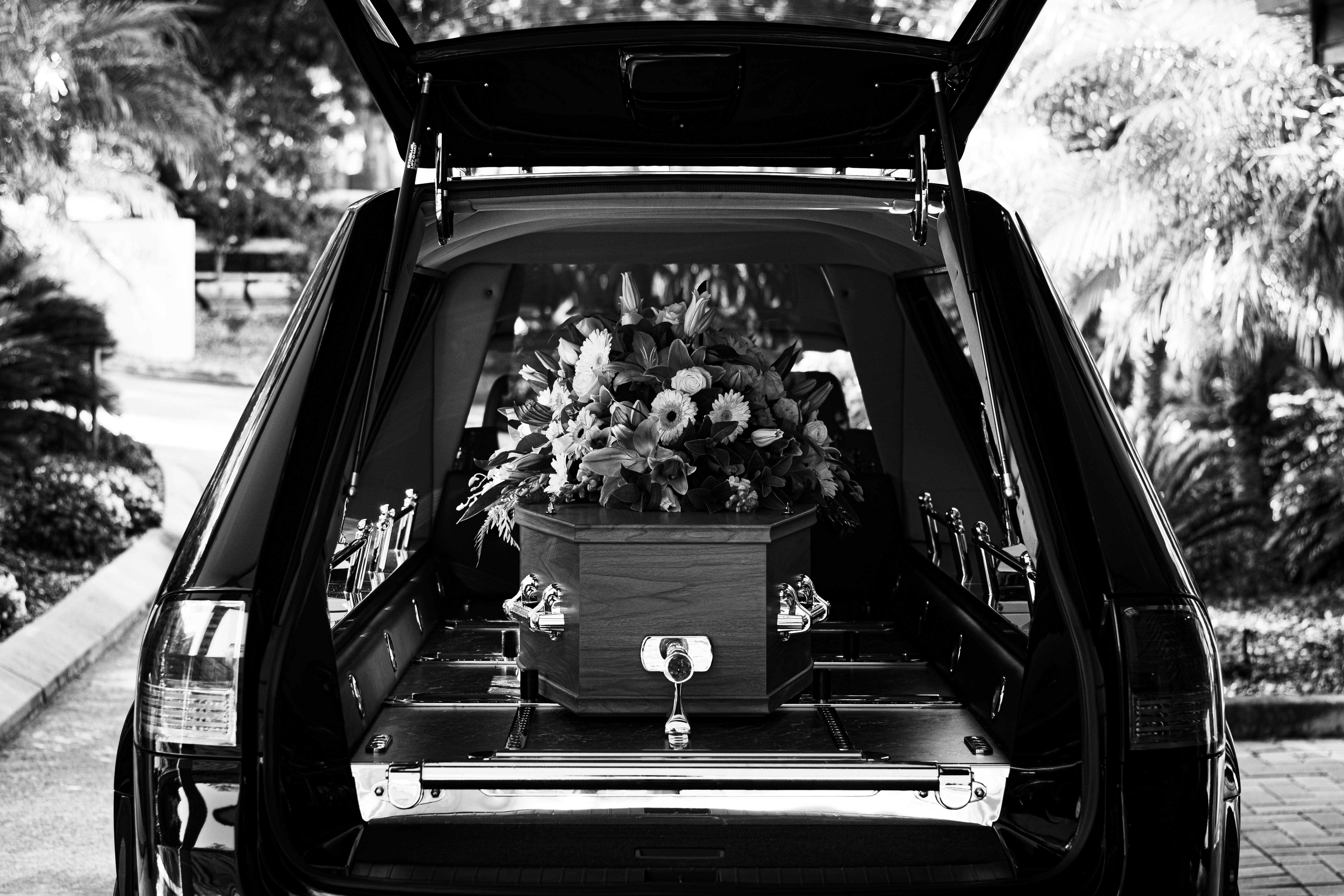 Ein Sarg in einem Leichenwagen | Quelle: Unsplash