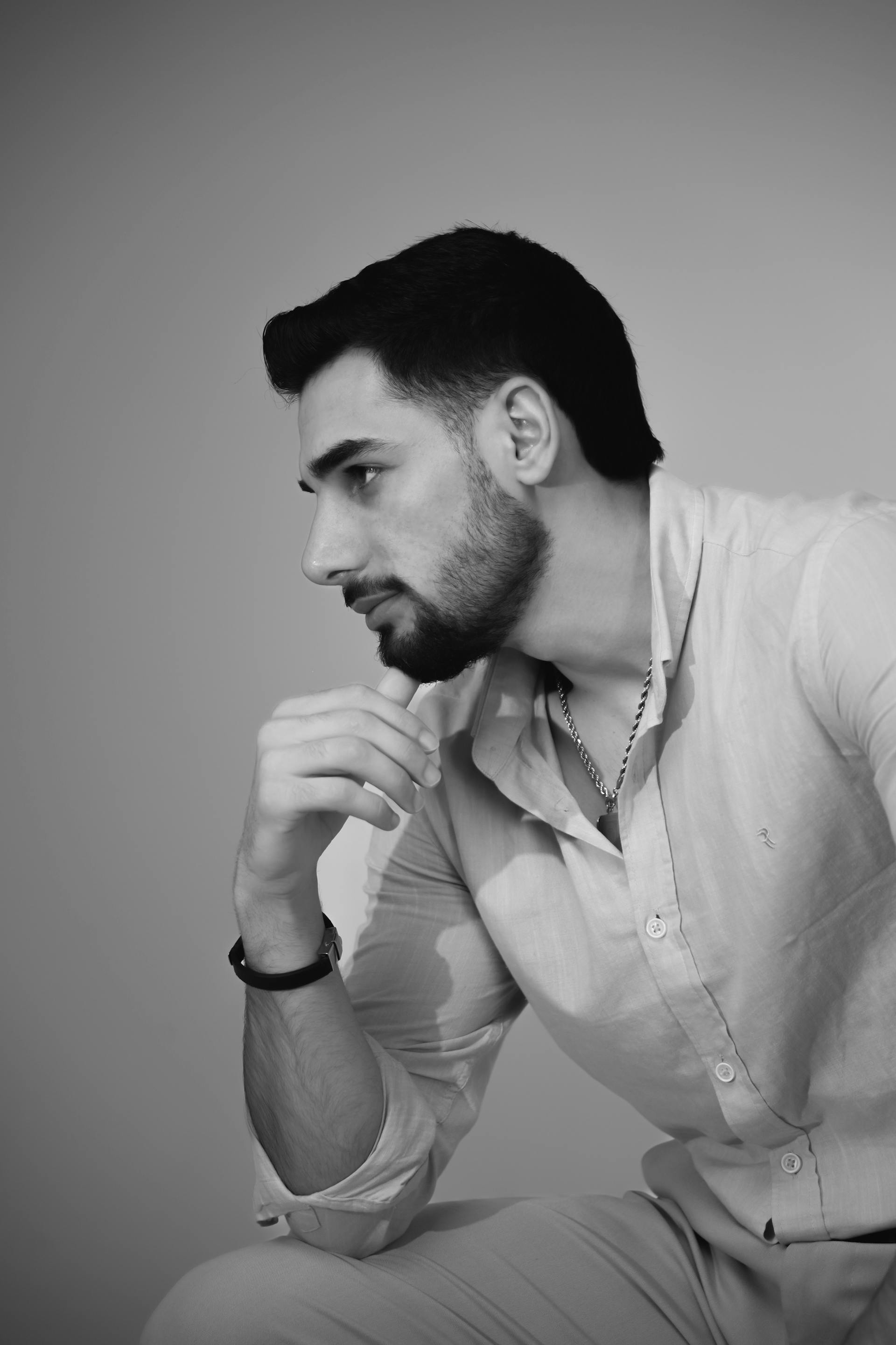 Ein Mann, der jemanden anschaut | Quelle: Pexels
