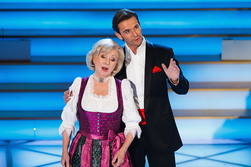 Florian Silbereisen und Margot Hellwig singen gemeinsam während der Fernsehsendung „Adventsfest der 100.000 Lichter“ im Kongreßzentrum Suhl am 26. November 2011 in Suhl | Quelle: Getty Images