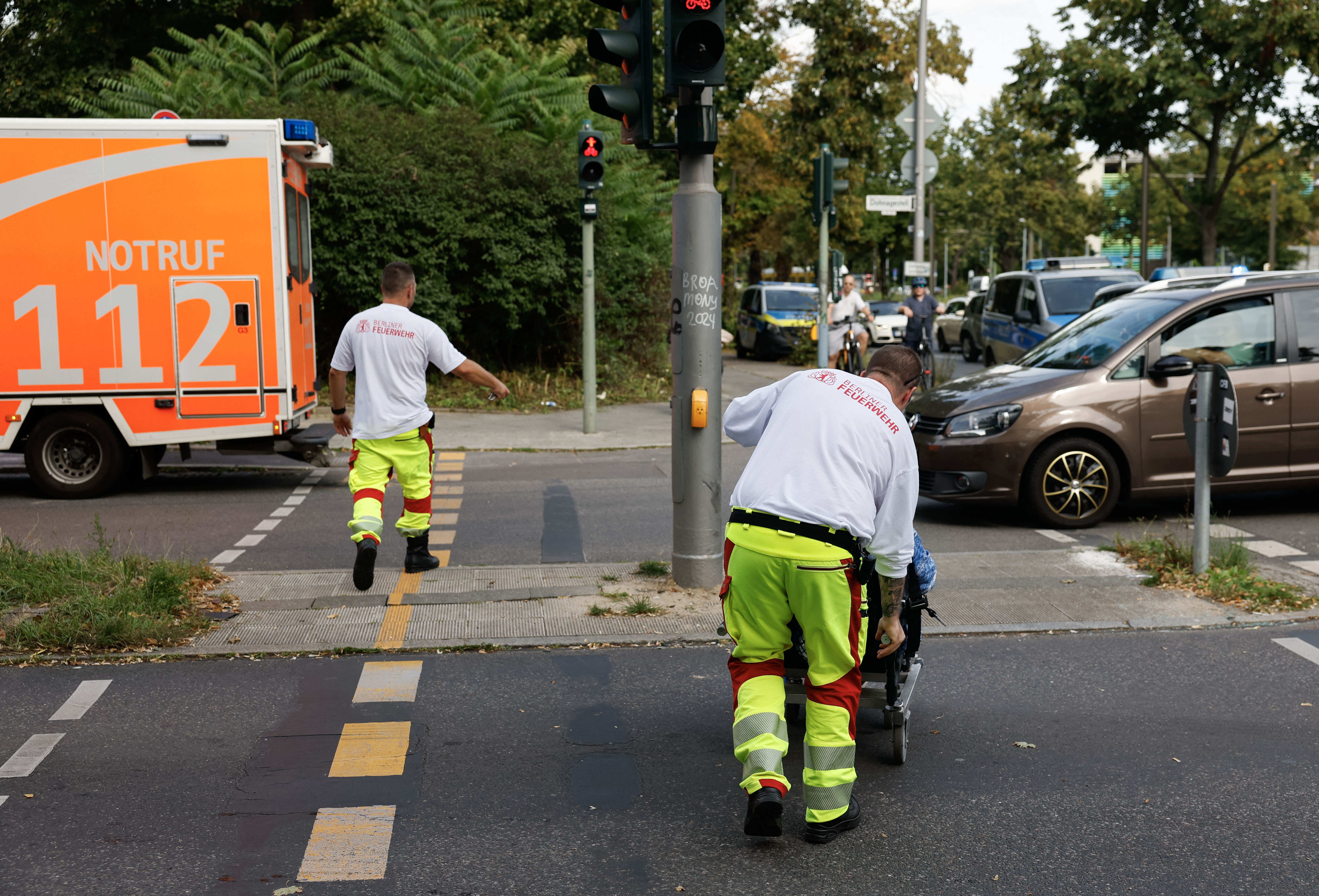 Versorgung einer Person am Unfallort | Quelle: GettyImages