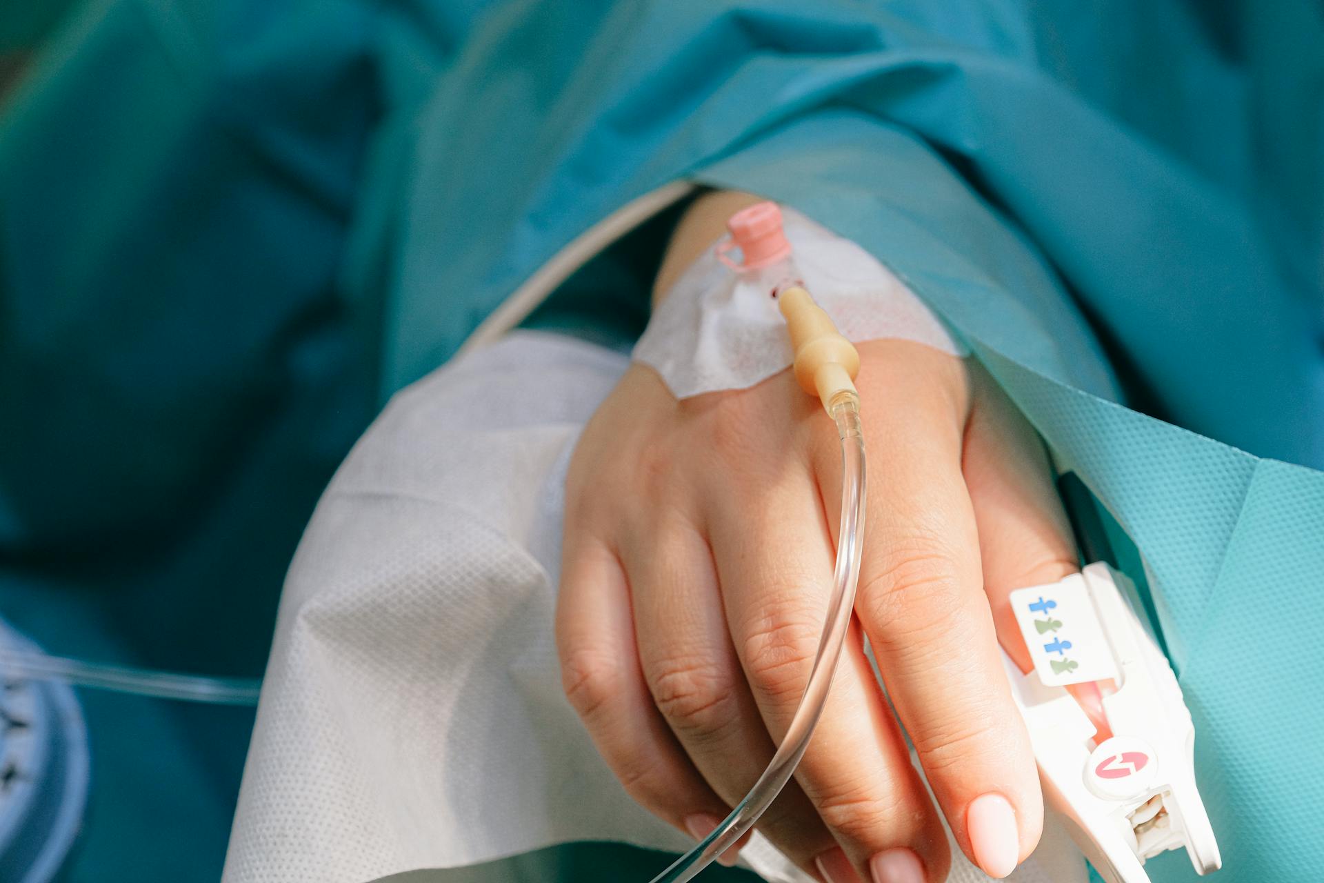 Nahaufnahme der Hand einer Frau mit Infusionsleitung | Quelle: Pexels