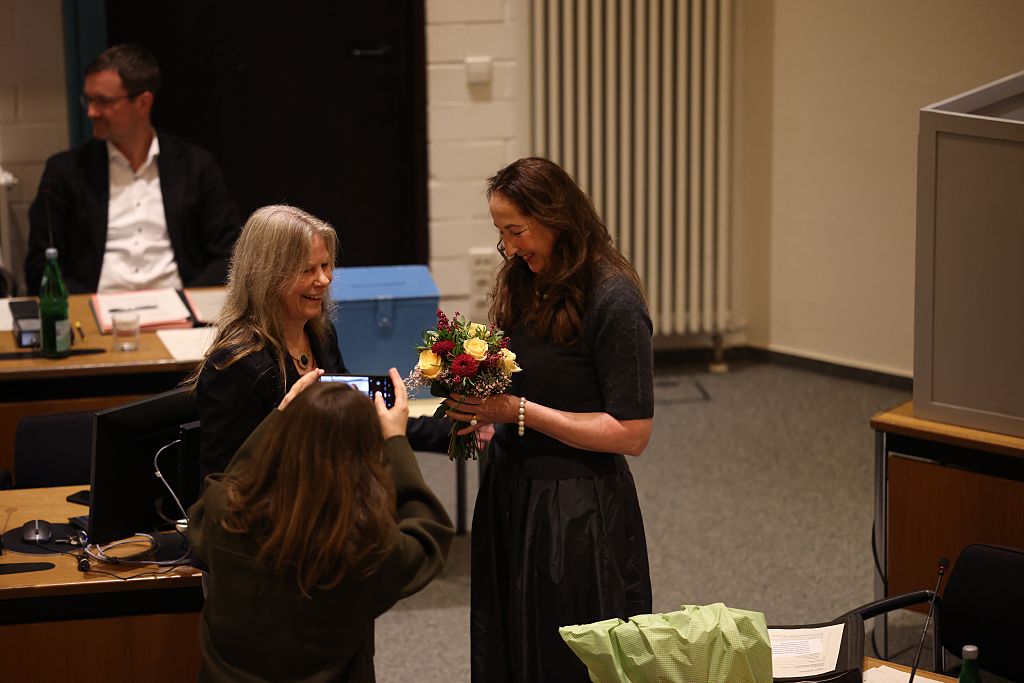 04. November 2025, Nordrhein-Westfalen, Herdecke: Iris Stalzer (M, SPD) wird nach ihrer Vereidigung als neue Bürgermeisterin im Ratssaal der Stadt Herdecke beglückwünscht. | Quelle: Getty Images