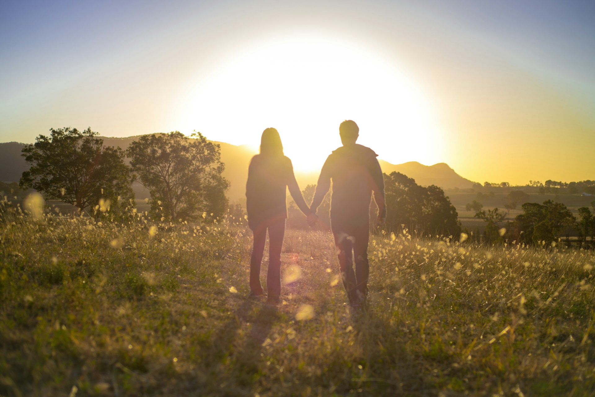 Ein Paar, das gemeinsam den Sonnenuntergang betrachtet | Quelle: Unsplash