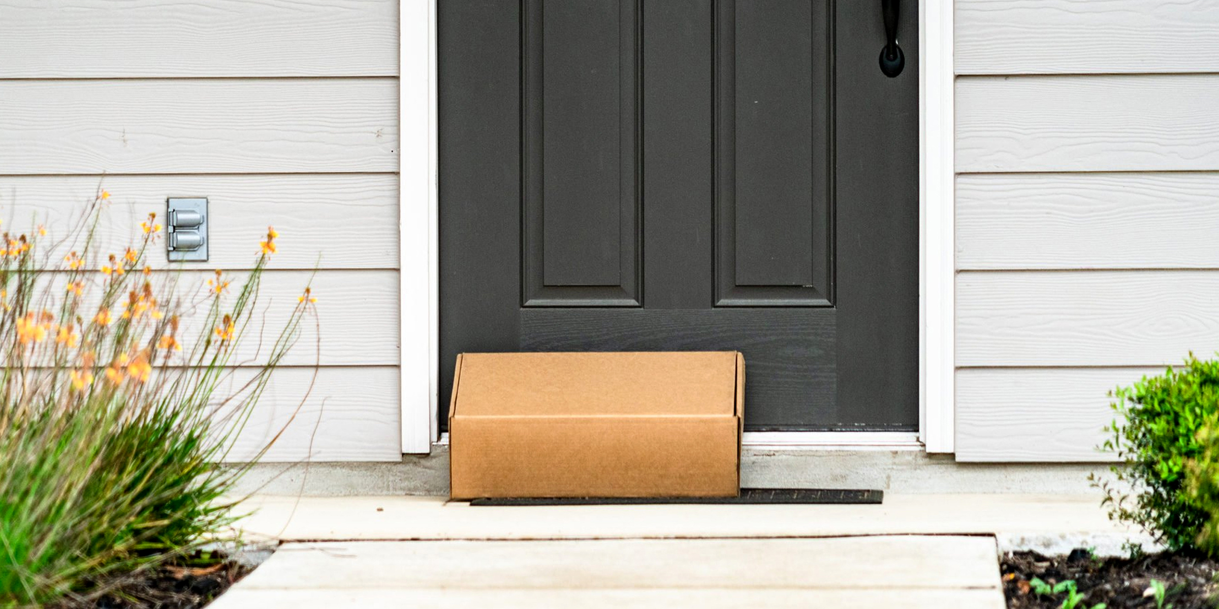 Ein Paket vor einer Haustür | Quelle: Shutterstock