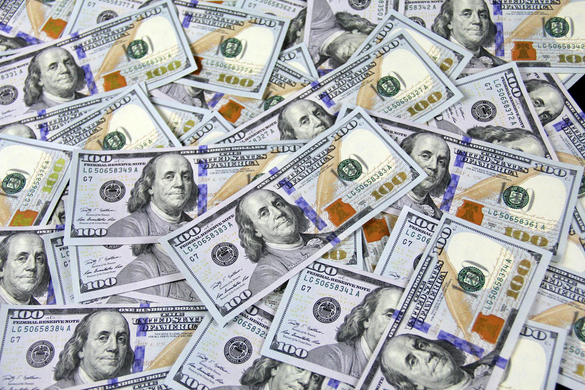 Eine Nahaufnahme eines großen Stapels von Hundertdollarscheinen | Quelle: Pexels