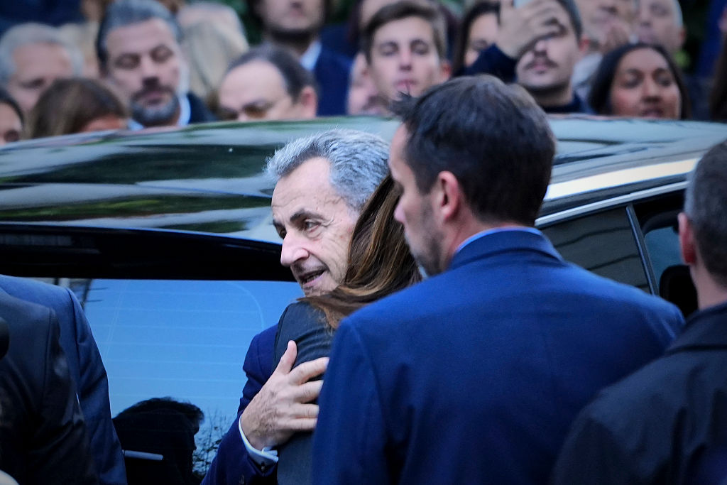 Der ehemalige französische Präsident Nicolas Sarkozy umarmt seine Frau Carla Bruni Sarkozy, bevor er am 21. Oktober 2025 in Paris in das Auto steigt, das ihn zur Prison de la Sante bringt, wo er eine fünfjährige Haftstrafe absitzen muss. | Quelle: Getty Images