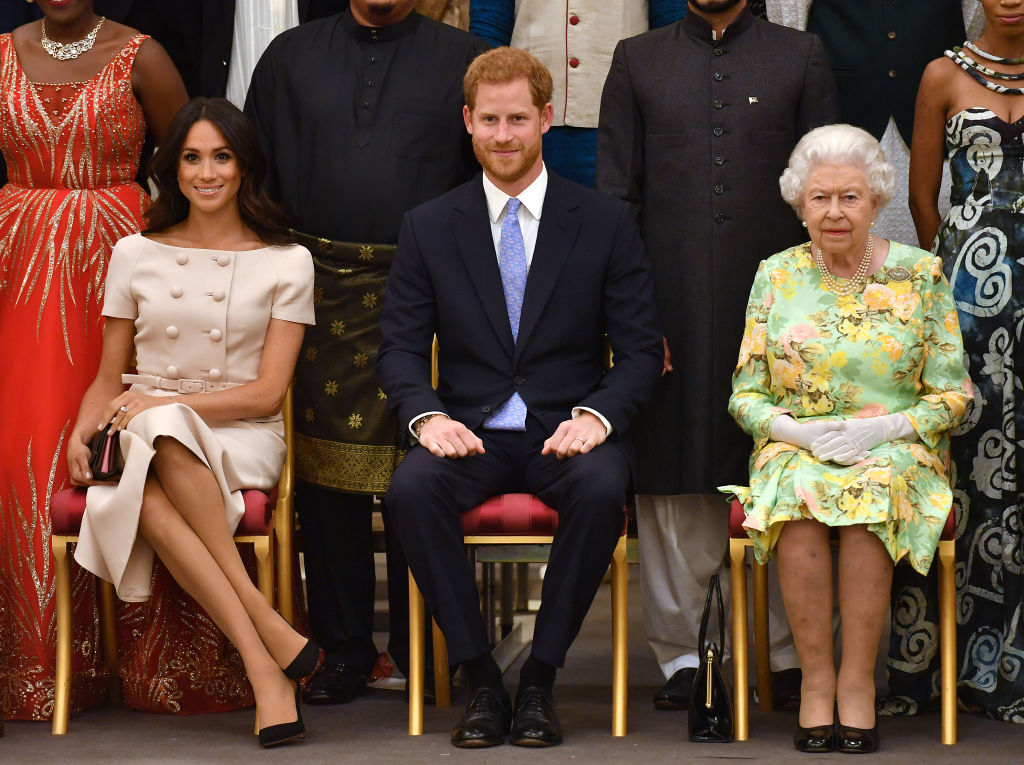 Meghan, Herzogin von Sussex, Prinz Harry, Herzog von Sussex und Königin Elizabeth II. bei der Verleihung der Queen's Young Leaders Awards im Buckingham Palace am 26. Juni 2018 in London | Quelle: Getty Images