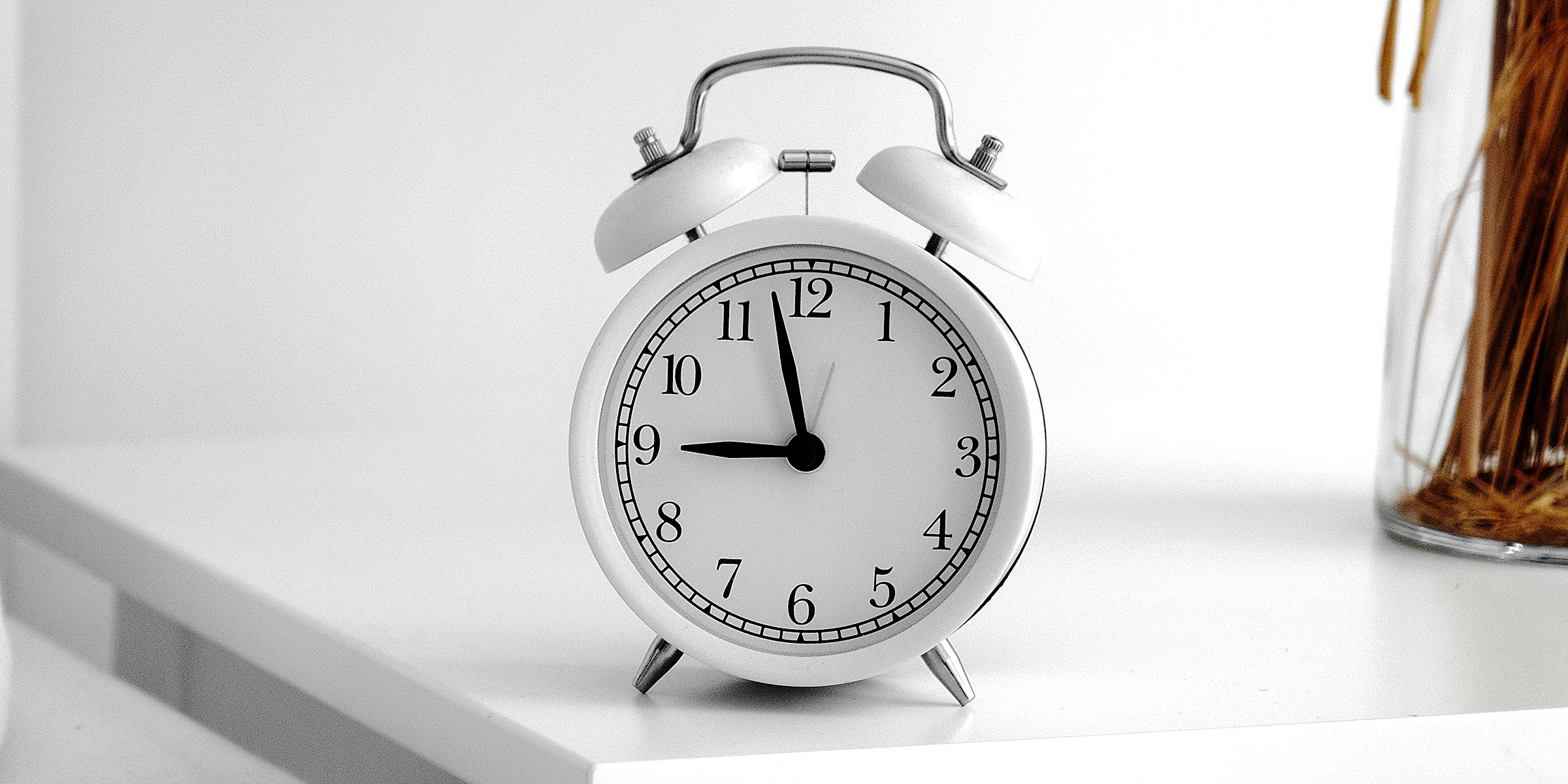 Ein Wecker auf dem Tisch | Quelle: Freepik