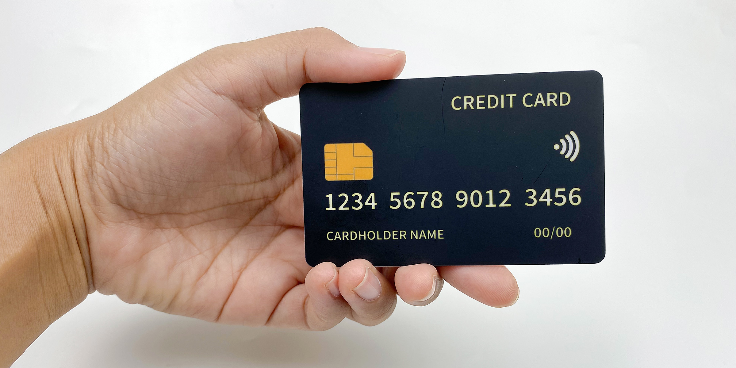 Eine Person, die eine Bankkarte hält | Quelle: Shutterstock