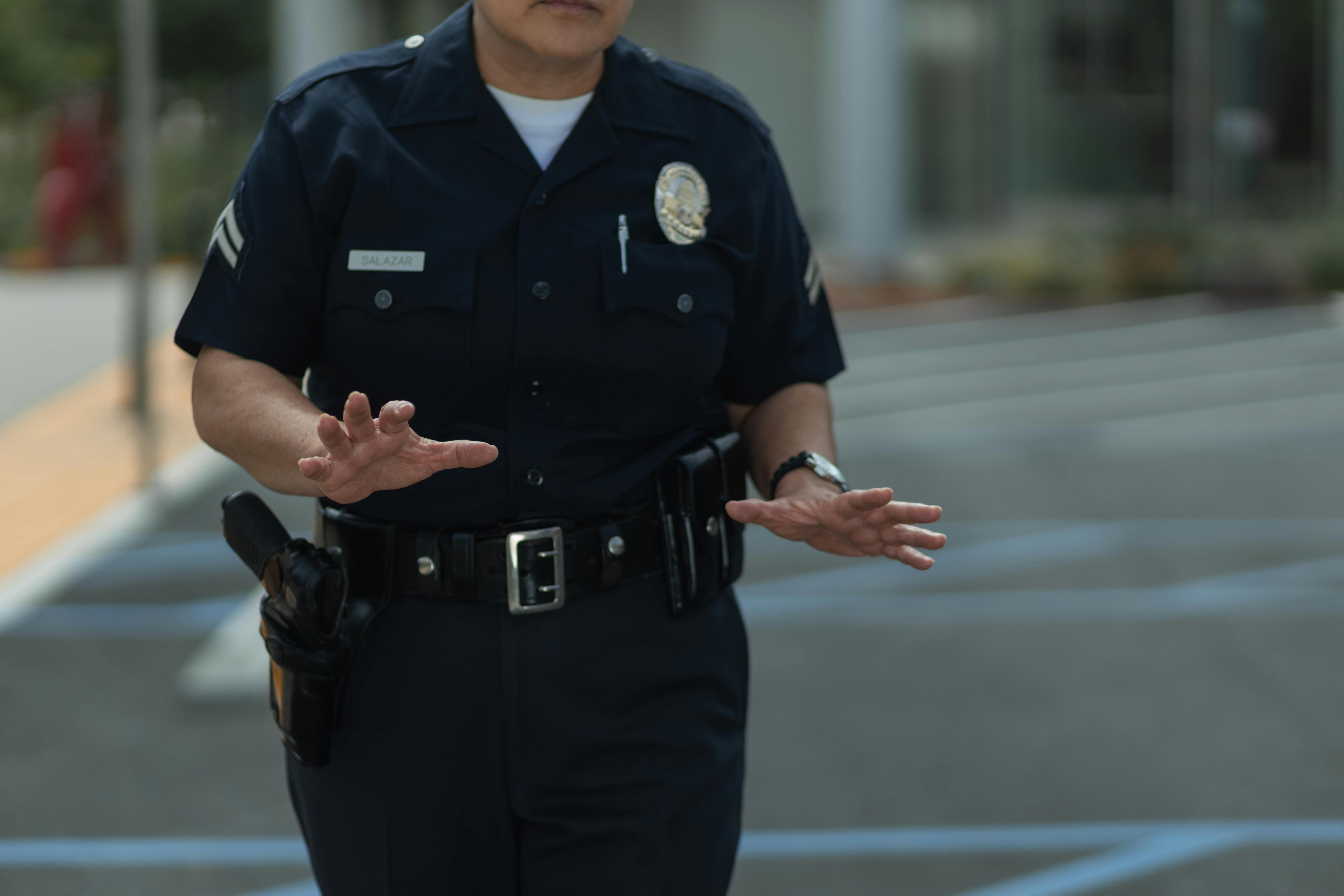 Ein Polizeibeamter, der draußen steht | Quelle: Pexels