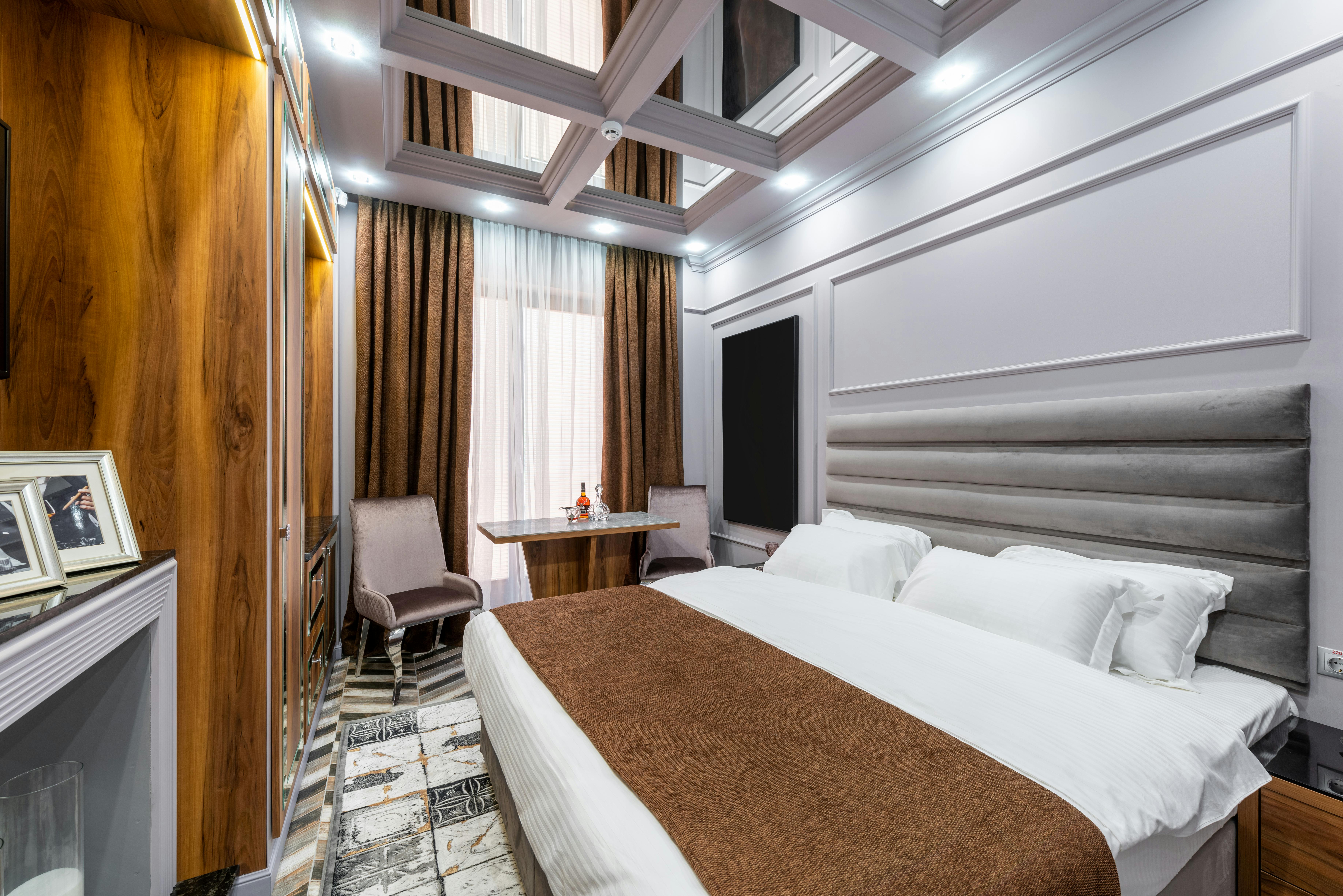 Ein aufgeräumtes Hotelzimmer | Quelle: Pexels
