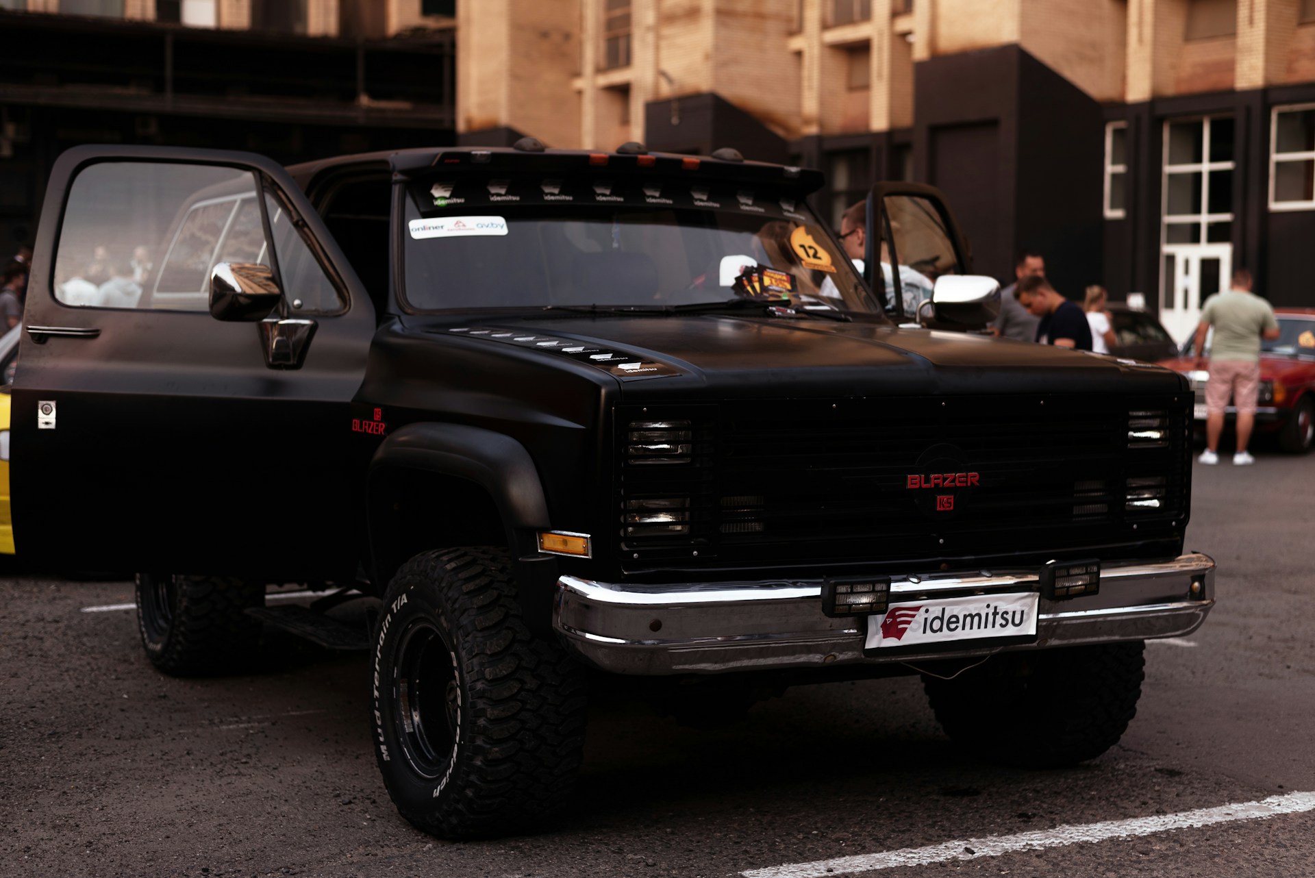 Ein Pickup, geparkt auf einer viel befahrenen Straße | Quelle: Unsplash