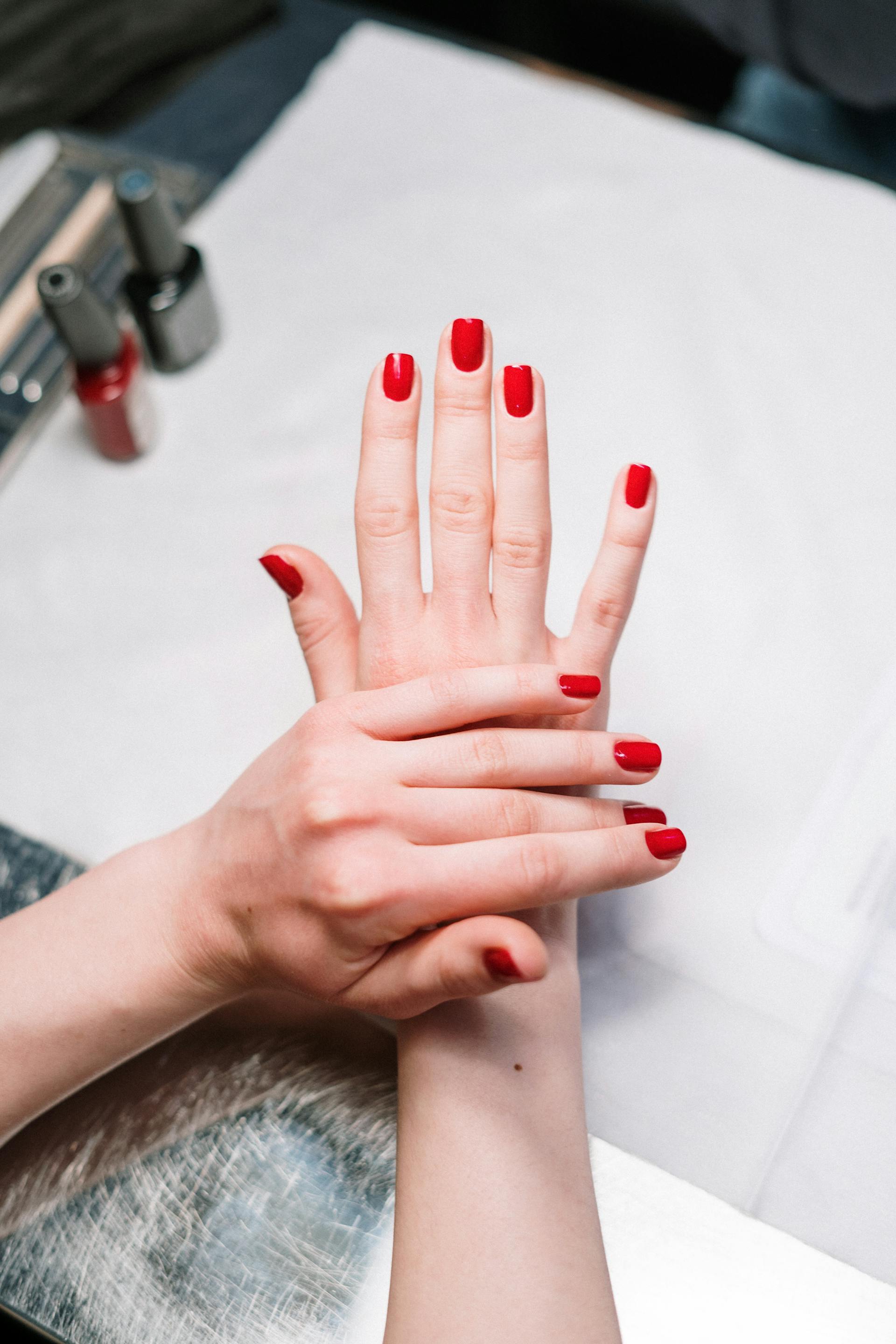 Eine Frau mit rotem Nagellack | Quelle: Pexels