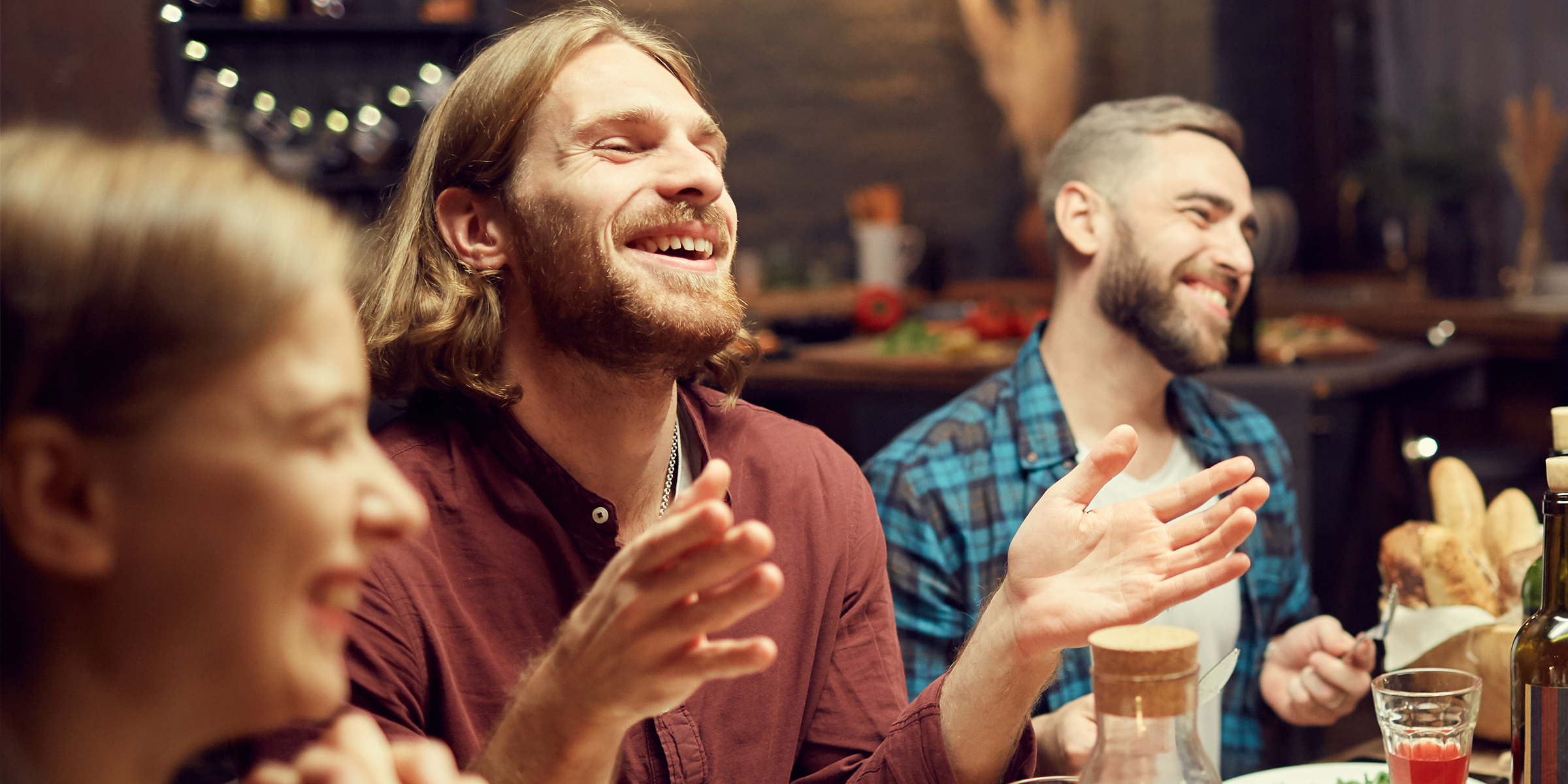 Ein Mann lacht mit seinen Freunden | Quelle: Shutterstock