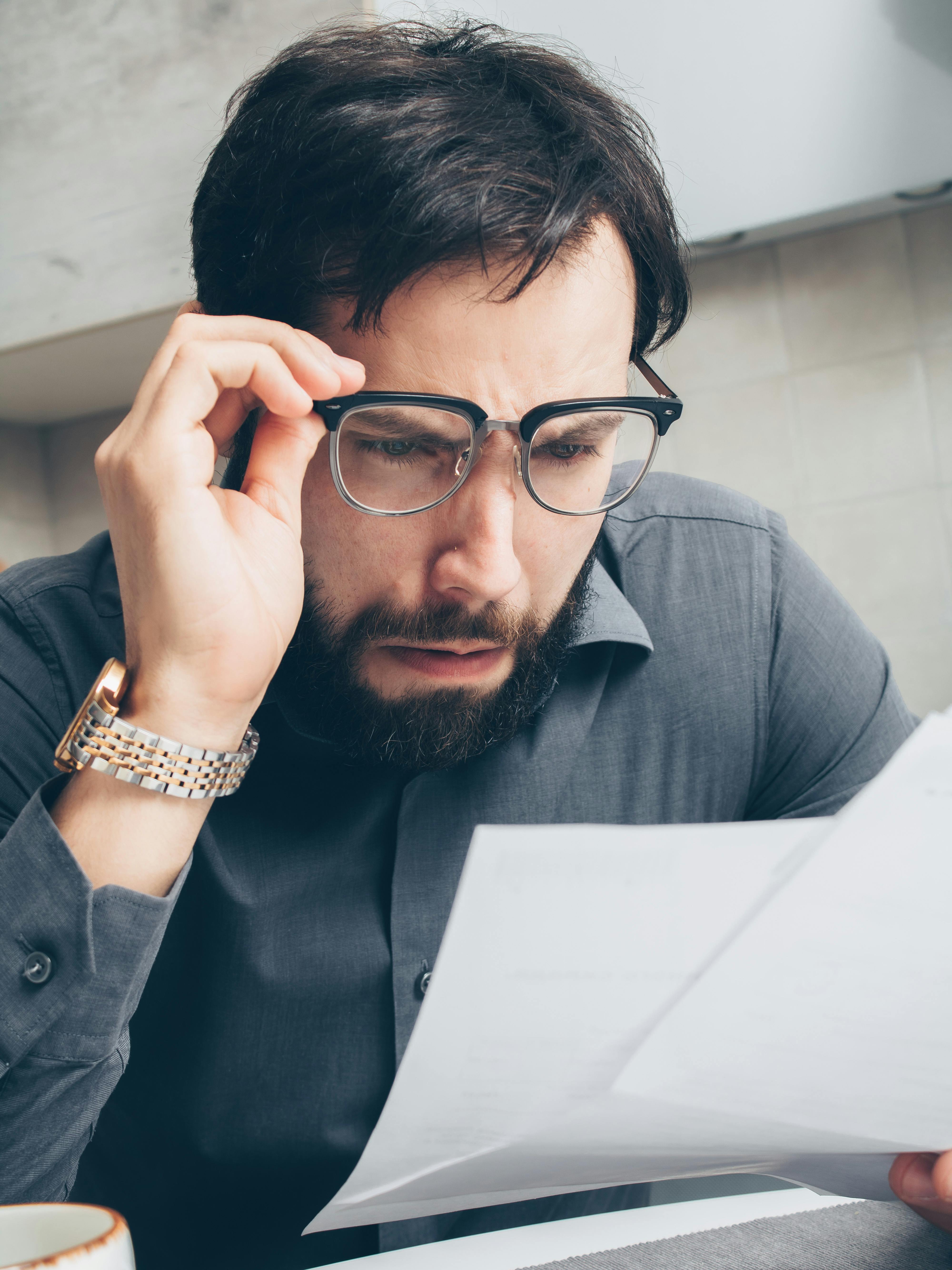 Schockierter Mann starrt auf ein Dokument | Quelle: Pexels