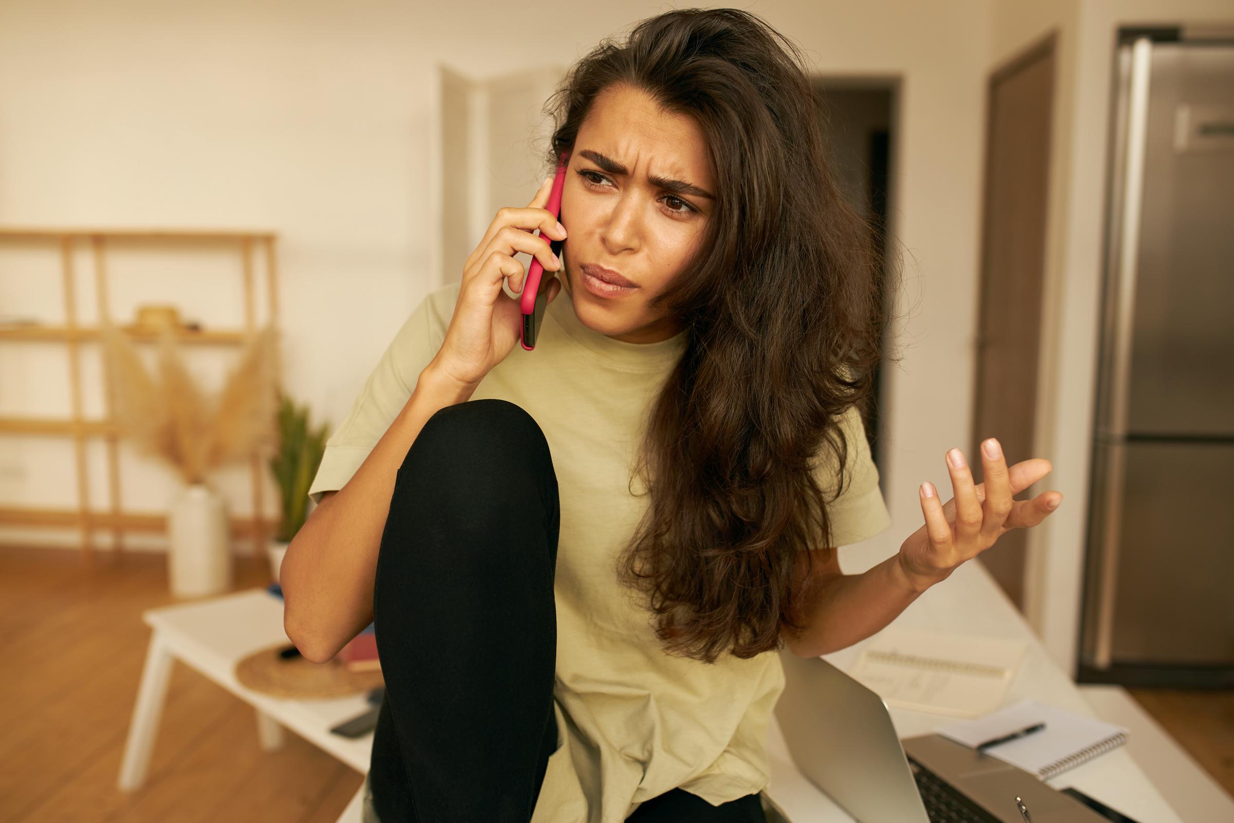 Eine aufgebrachte Frau bei einem Anruf | Quelle: Freepik