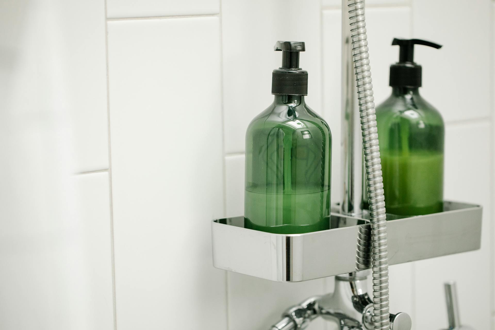 Flaschen mit Shampoo | Quelle: Pexels