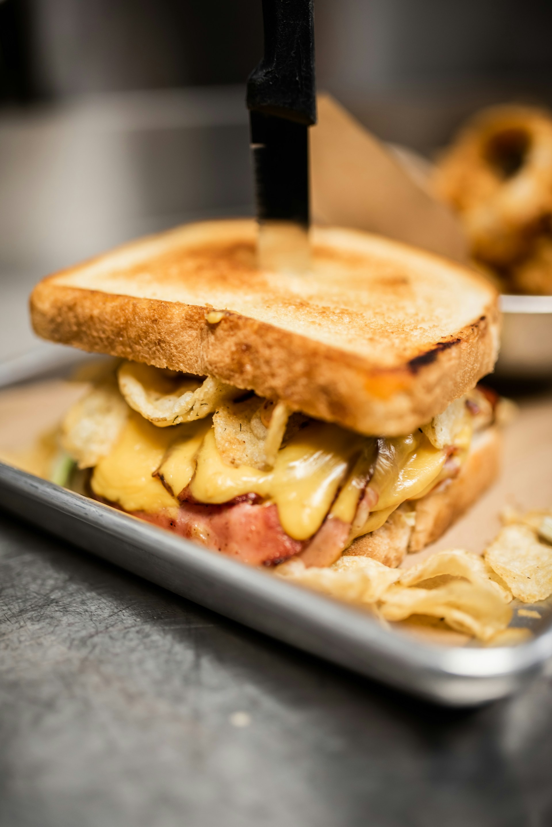 Ein Sandwich auf dem Tisch | Quelle: Unsplash