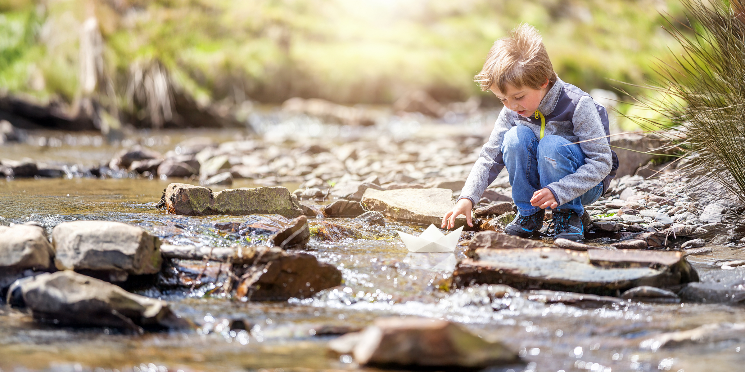 Ein Kind spielt in einem Bach | Quelle: Shutterstock