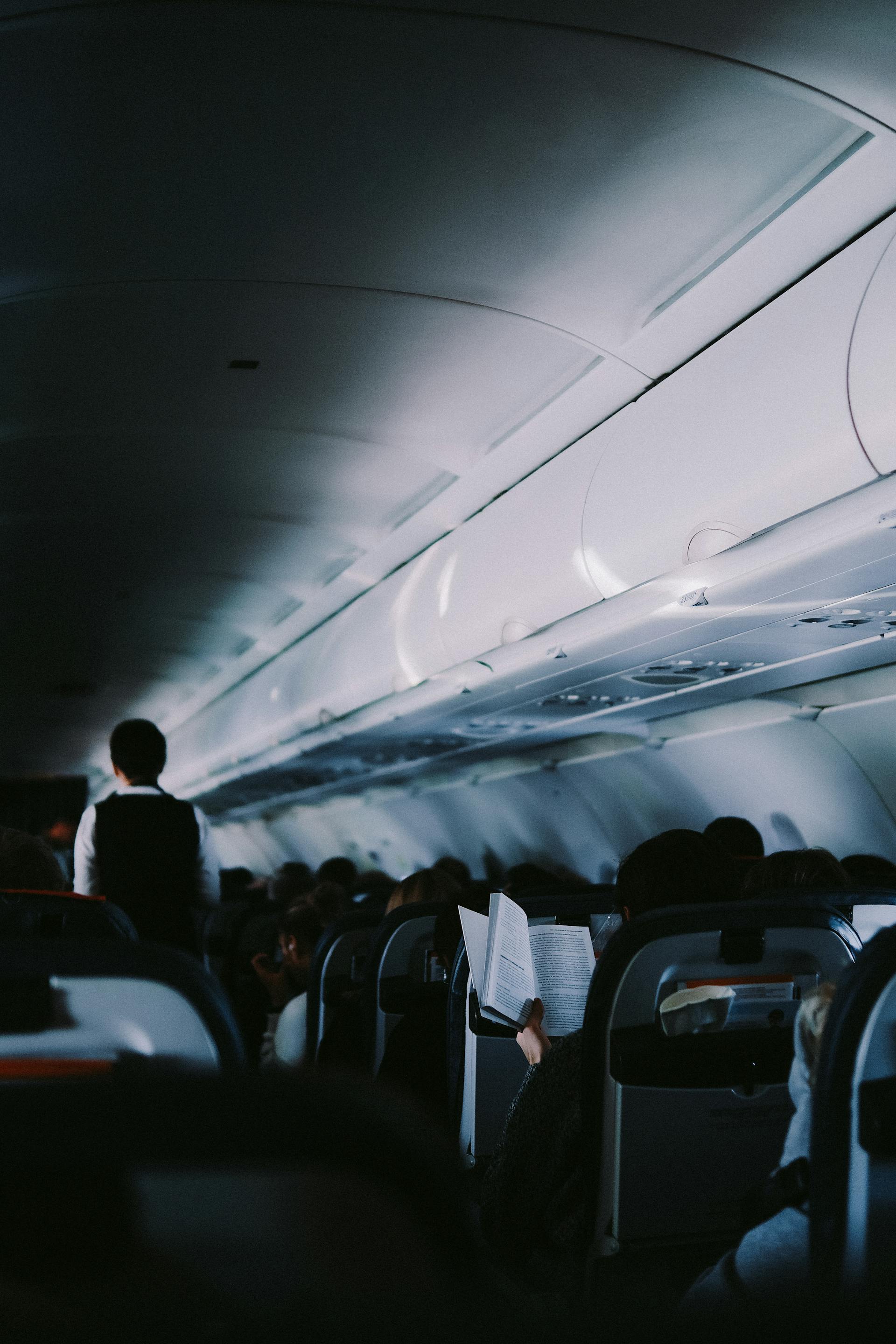 Menschen auf einem Flug | Quelle: Pexels