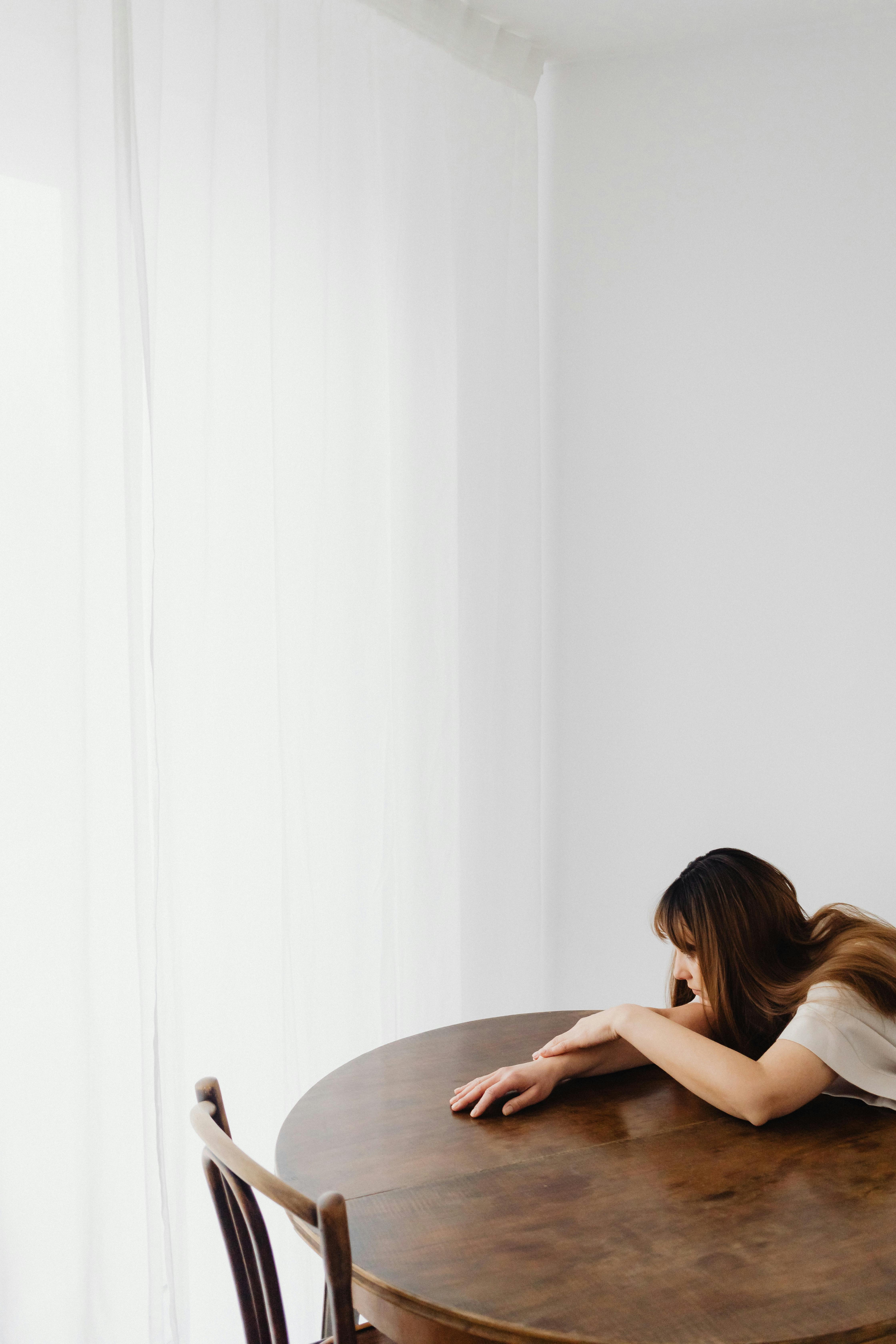 Eine Frau, die sich auf einen Tisch stützt | Quelle: Pexels