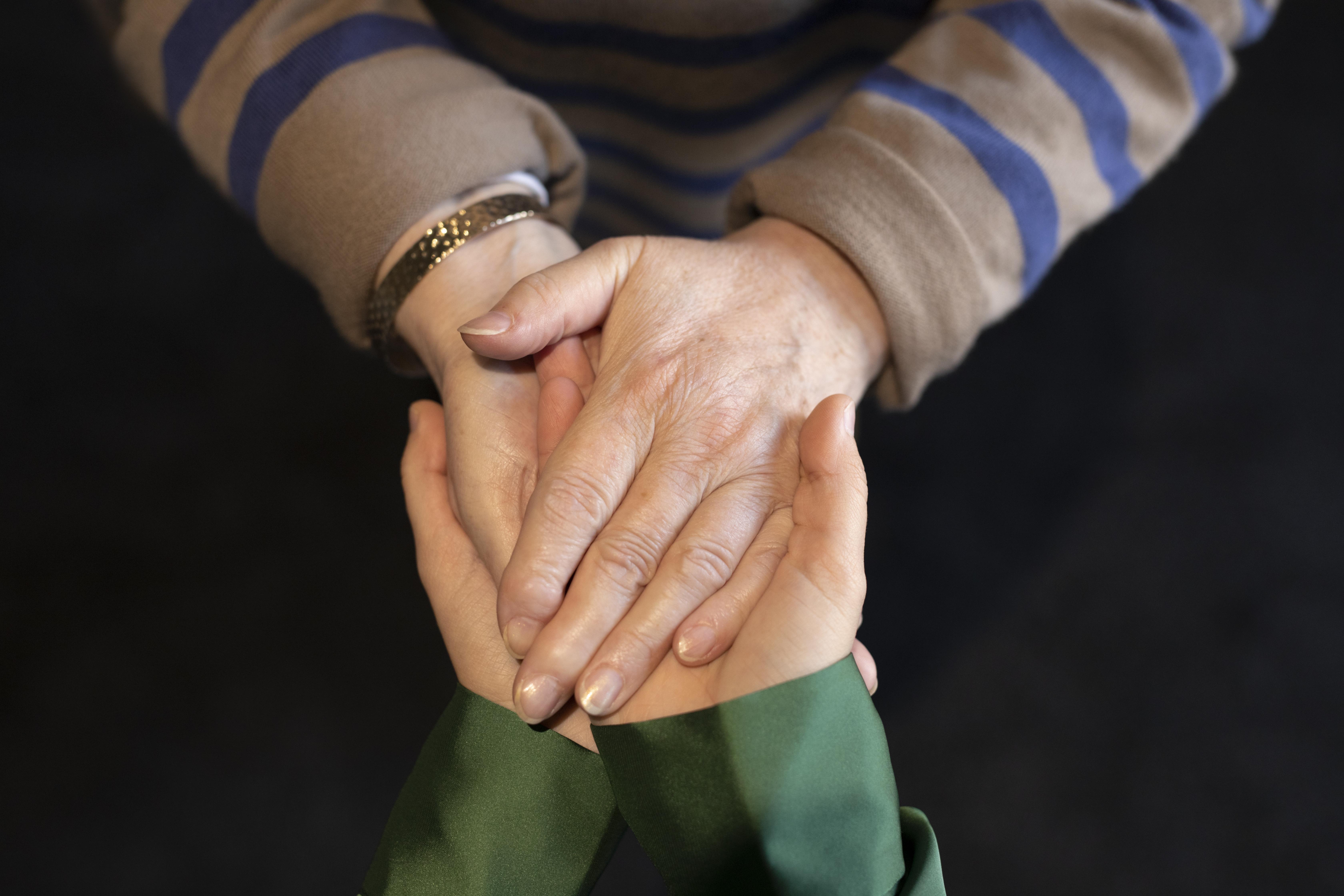 Junge Frau und ältere Dame halten sich an den Händen | Quelle: Freepik