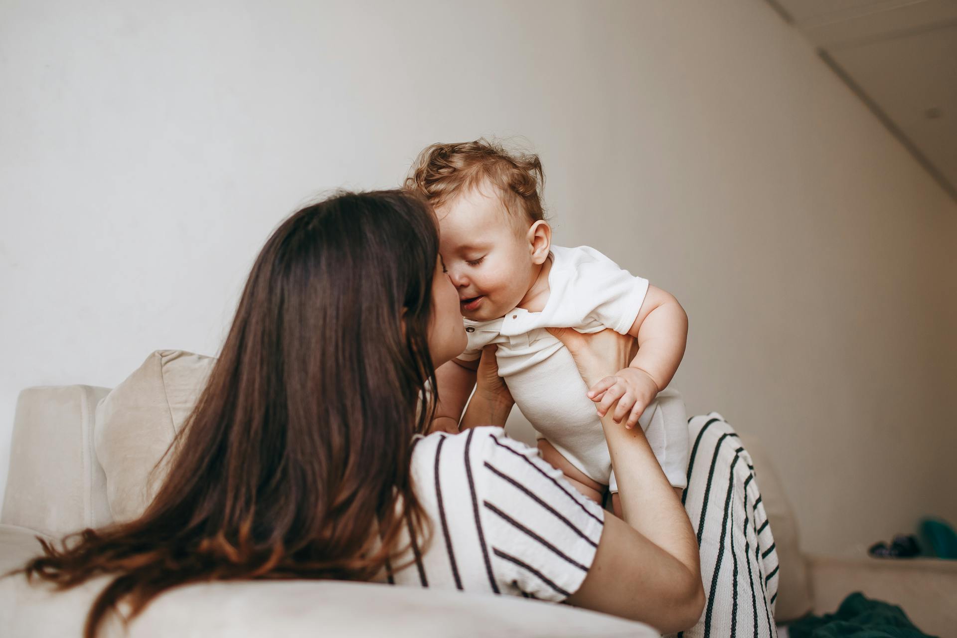 Eine Frau spielt mit ihrem Baby | Quelle: Pexels
