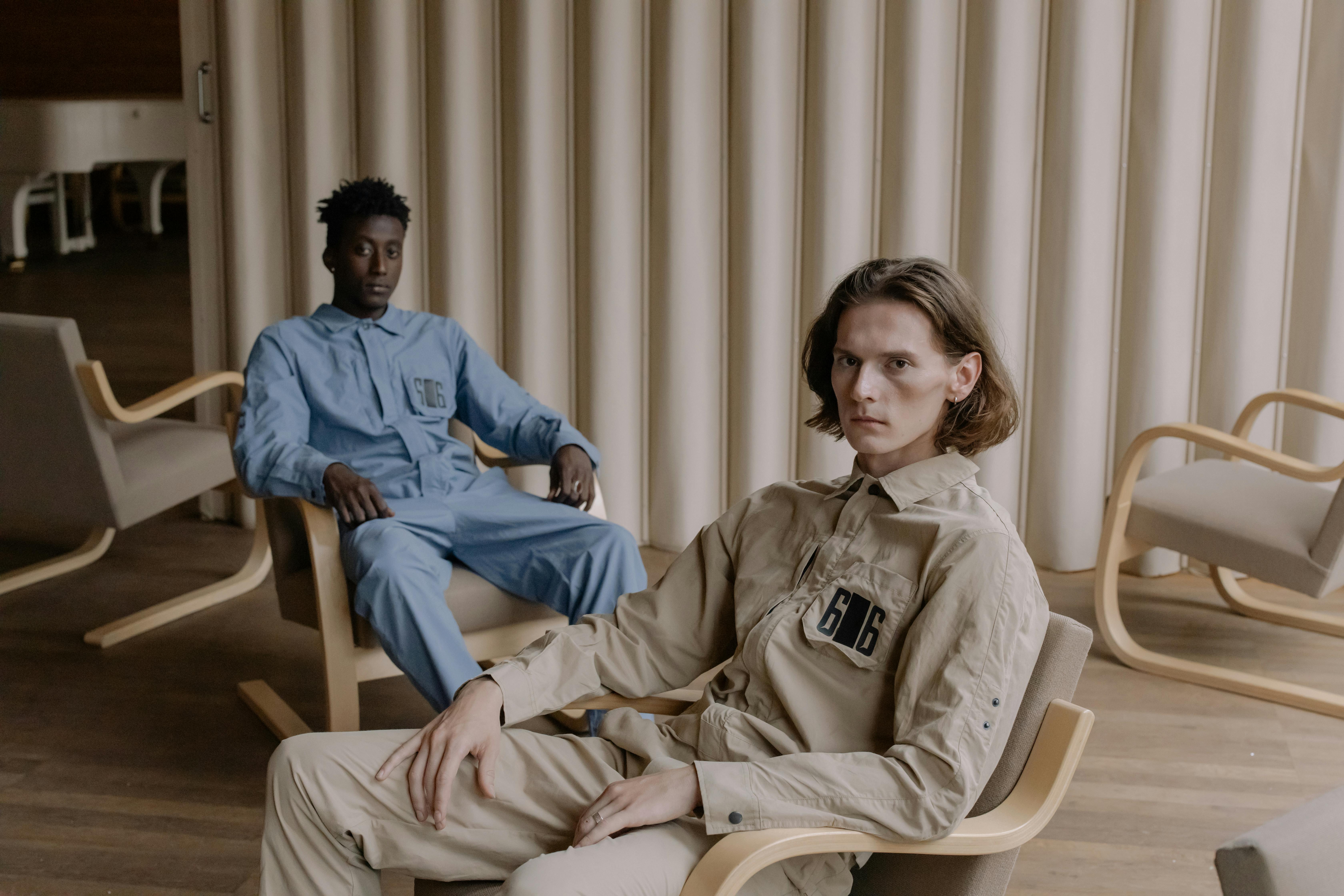 Zwei ernste Männer sitzen | Quelle: Pexels