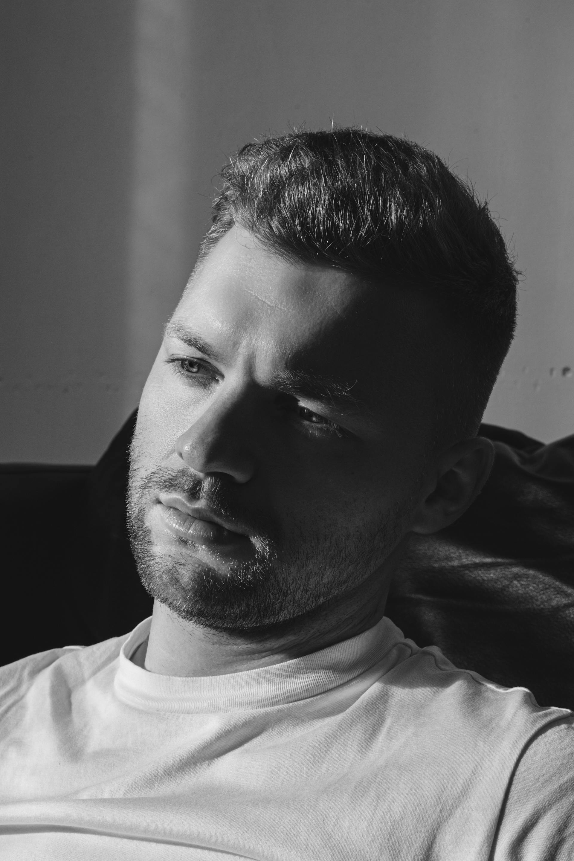 Graustufenfoto eines nachdenklich dreinblickenden Mannes | Quelle: Pexels