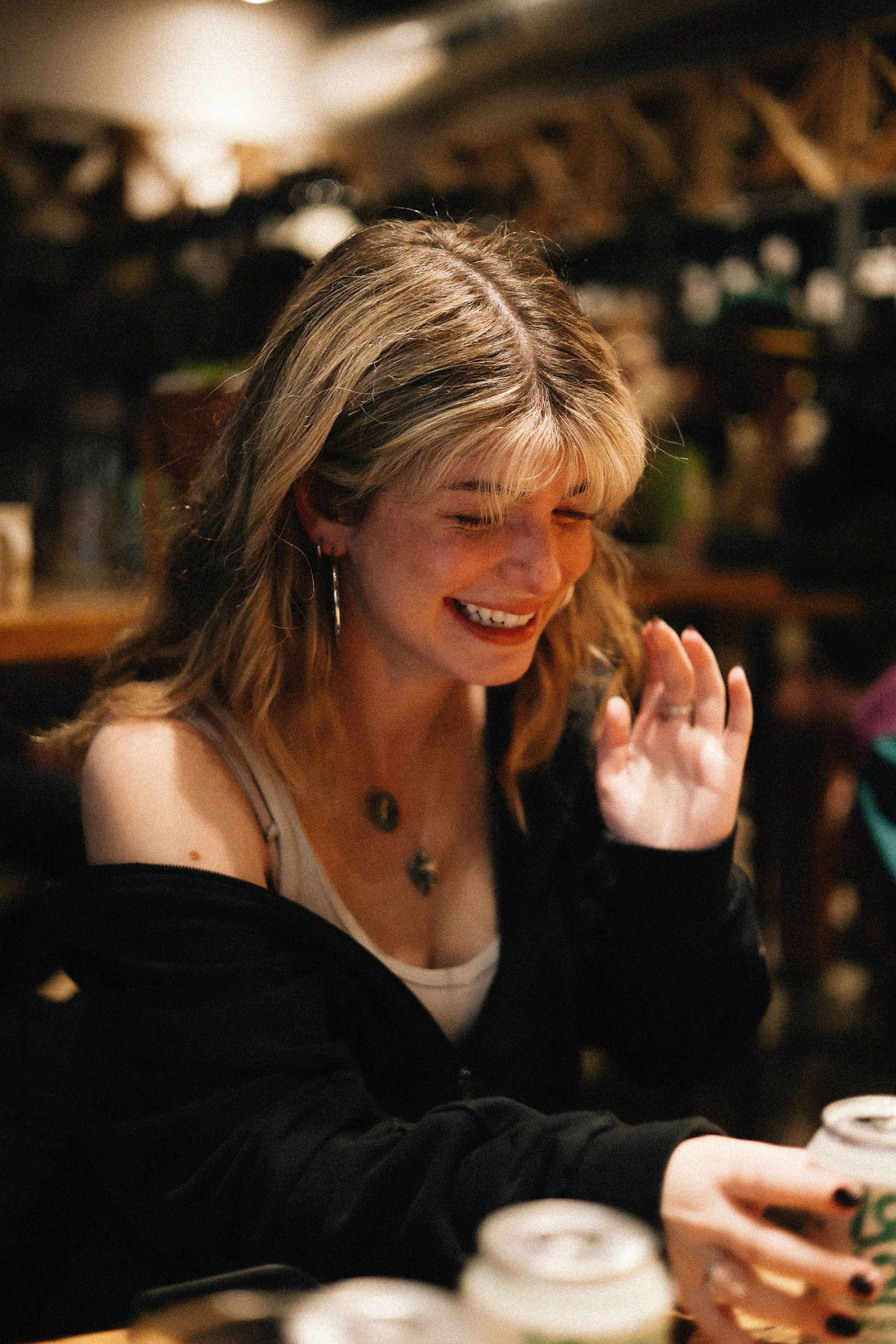 Eine glückliche Frau, die an einem Tisch sitzt | Quelle: Unsplash