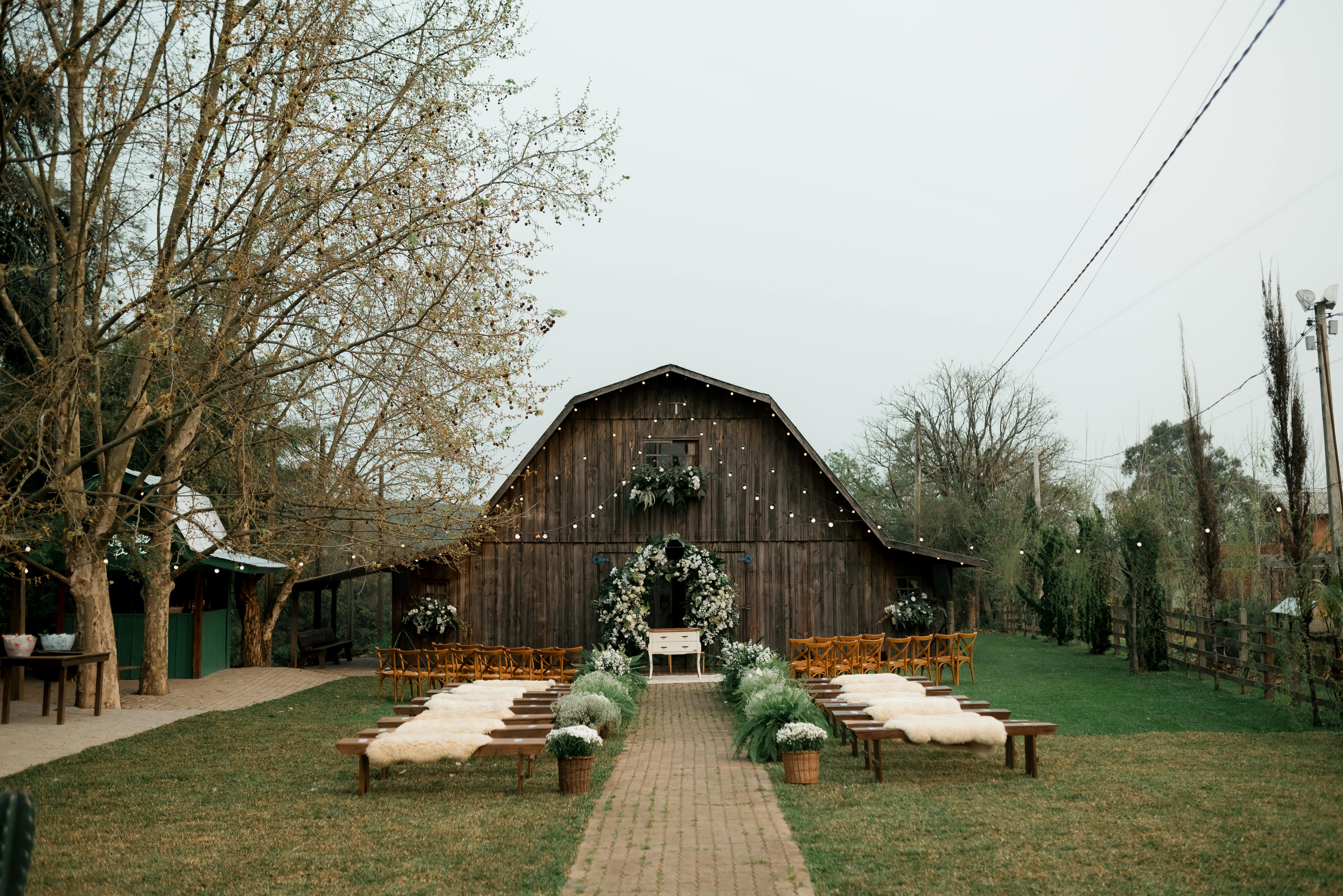 Ein für eine Hochzeit dekorierter Veranstaltungsort | Quelle: Pexels