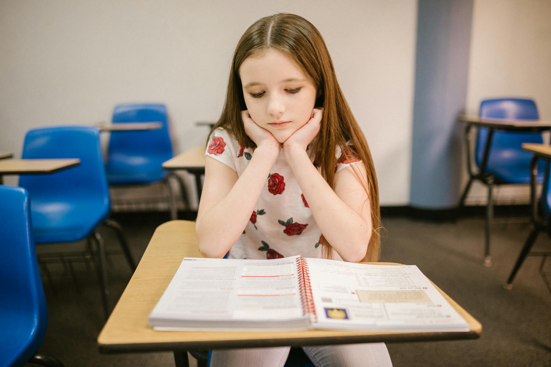 Ein trauriges kleines Mädchen sitzt in ihrem Klassenzimmer | Quelle: Pexels
